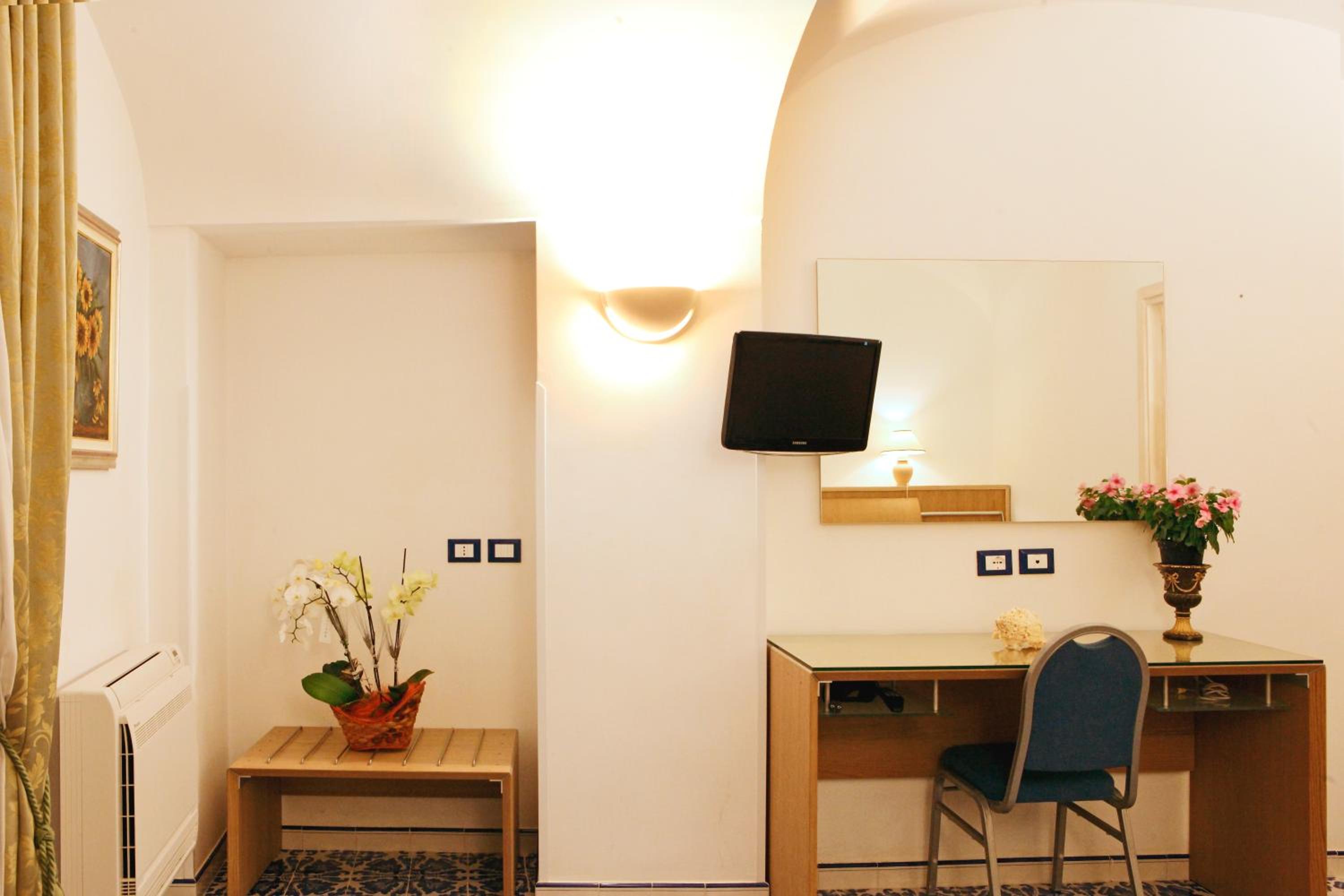 Standard Double or Twin Room with Sea View - Photo 26