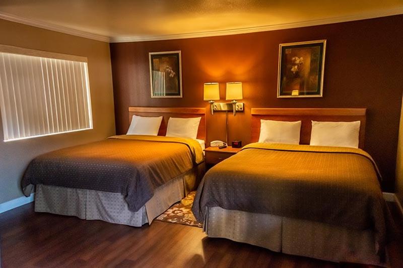 Queen Room with Two Queen Beds photo 3