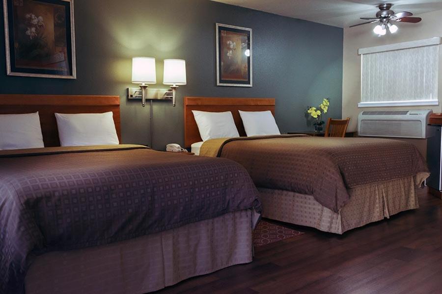 Queen Room with Two Queen Beds photo 1