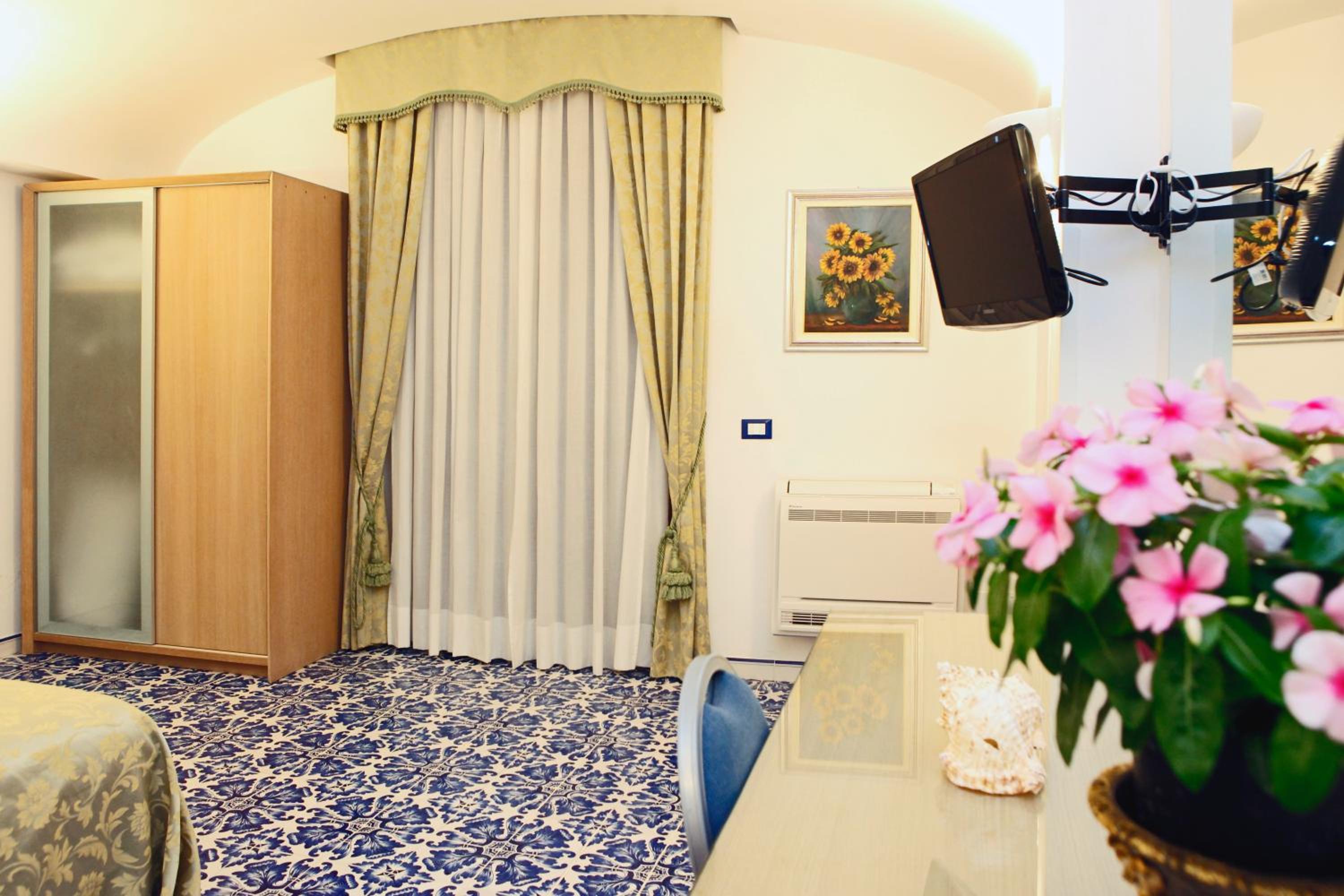 Standard Double or Twin Room with Sea View - Photo 28