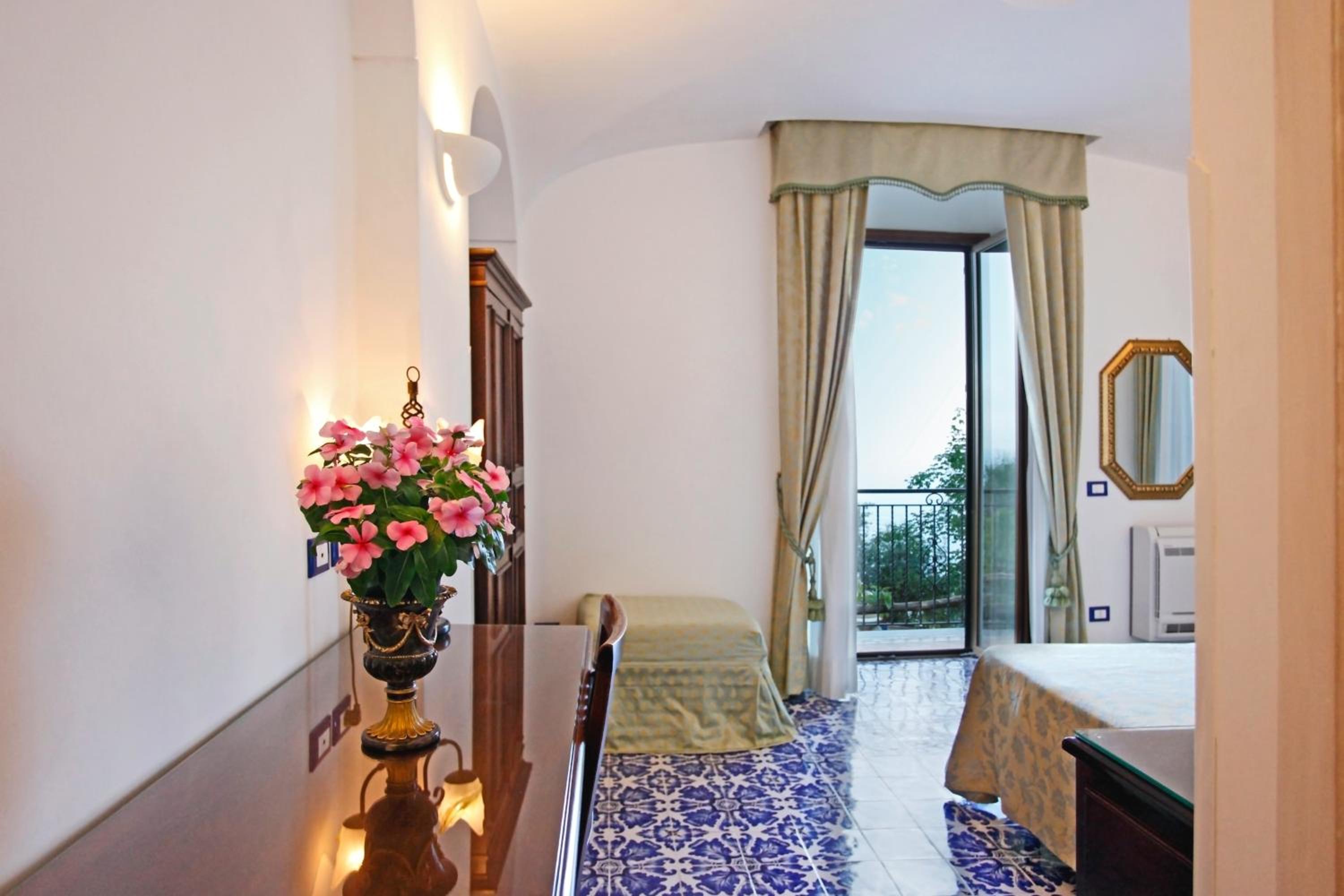 Standard Double or Twin Room with Sea View - Photo 25