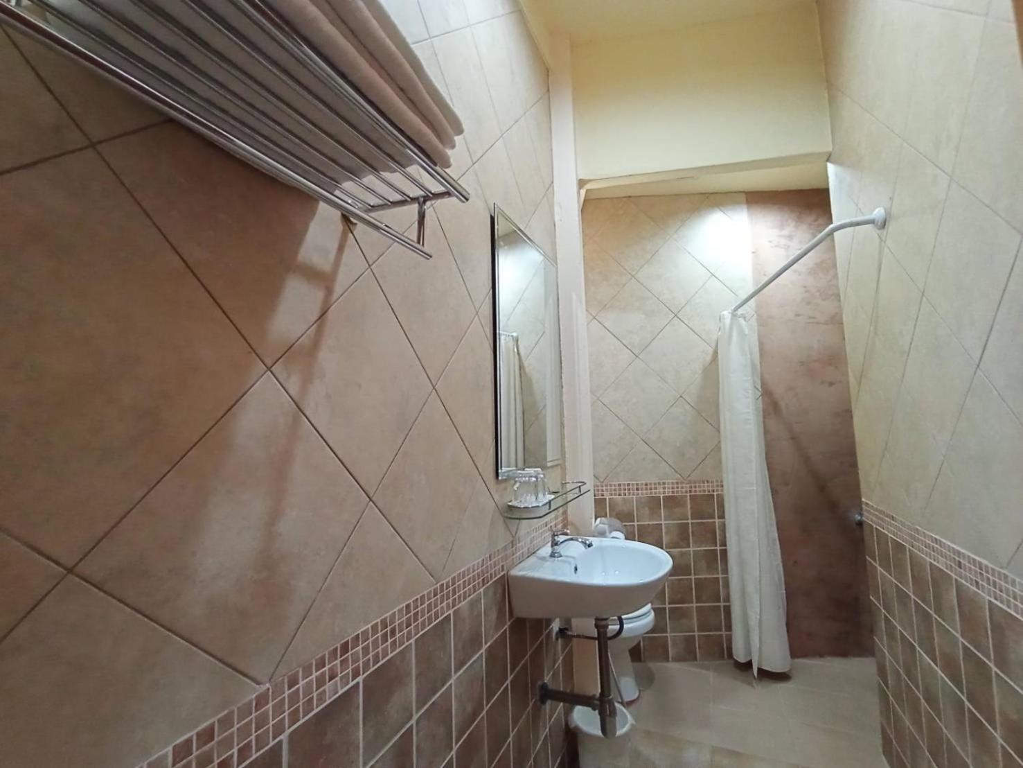 Standard King Room - Photo 13