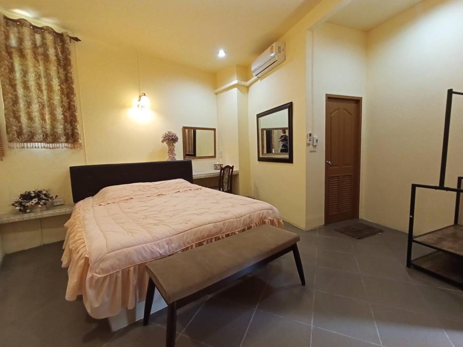 Standard King Room - Photo 14