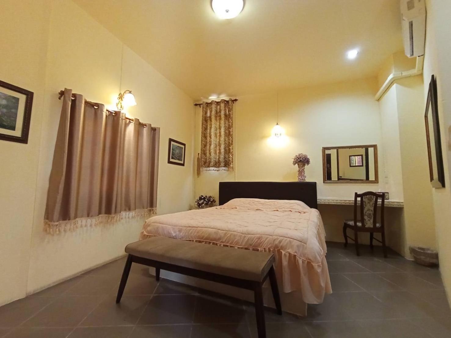 Standard King Room - Photo 15
