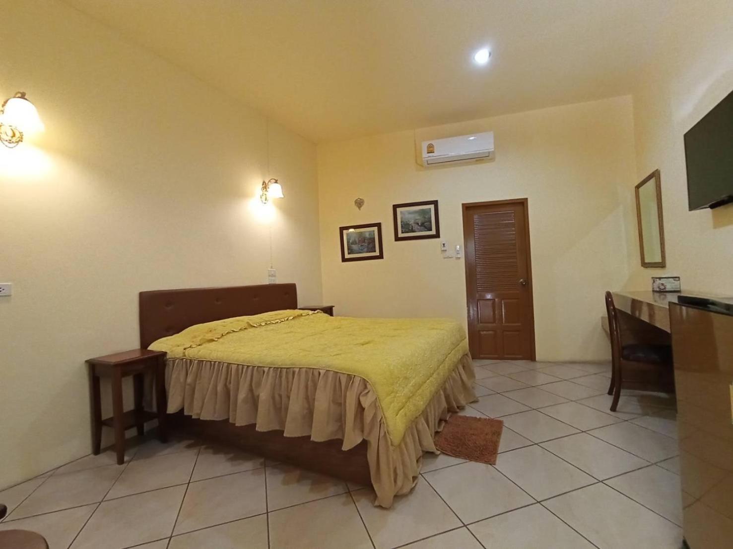 Standard King Room - Photo 12