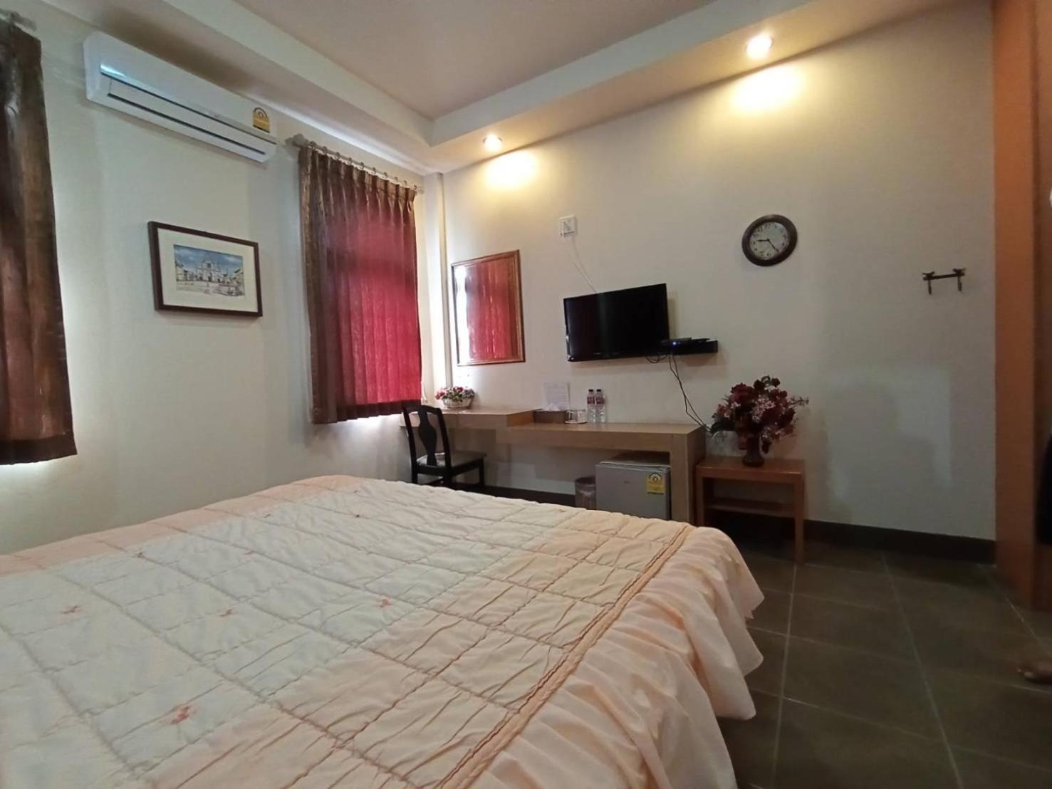 Standard King Room - Photo 6