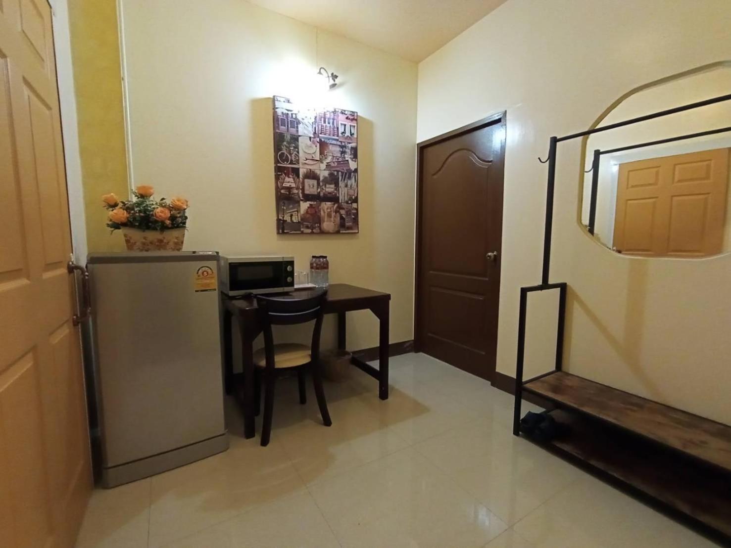 Family Room - Photo 2