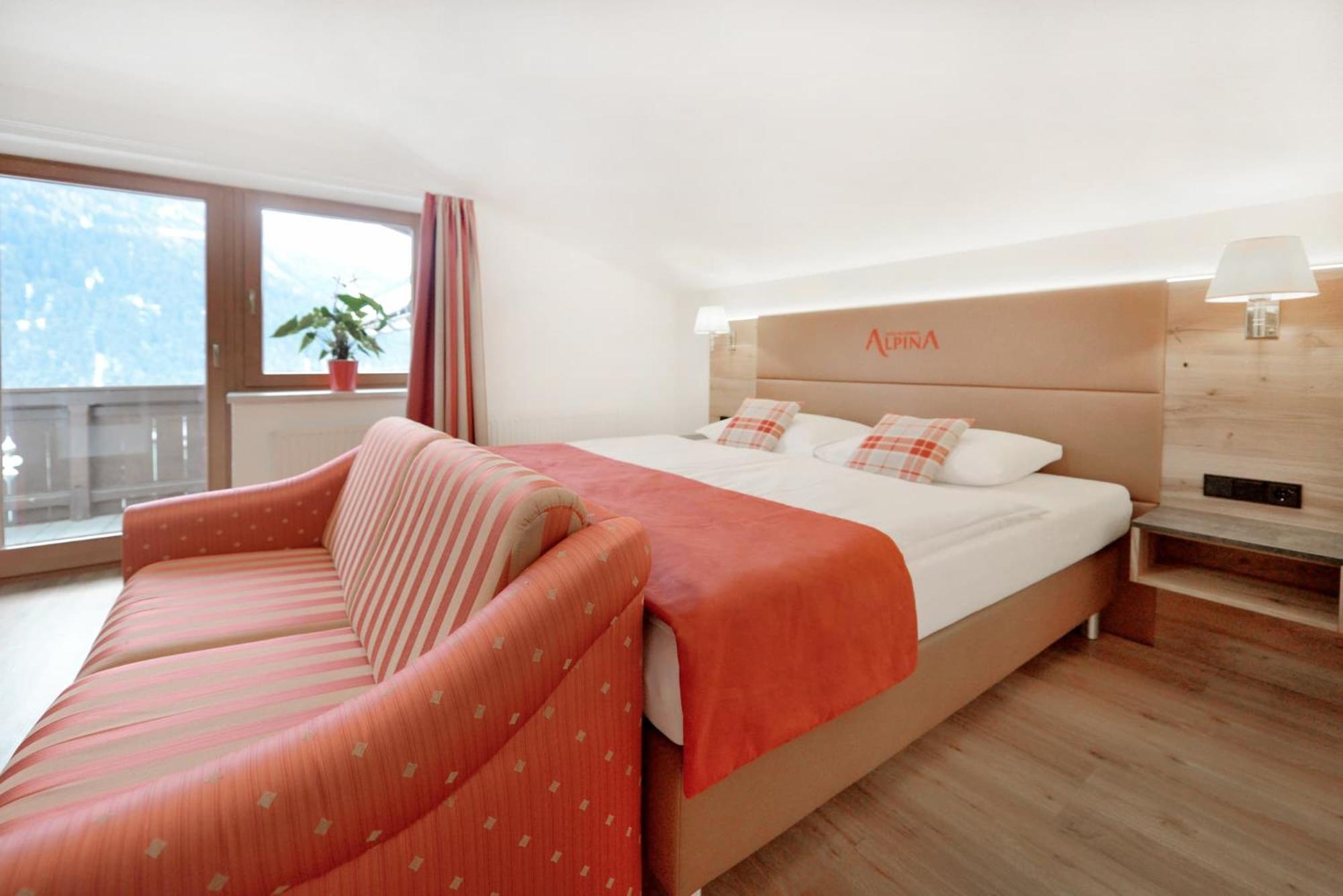 Deluxe Double Room with Balcony photo 2