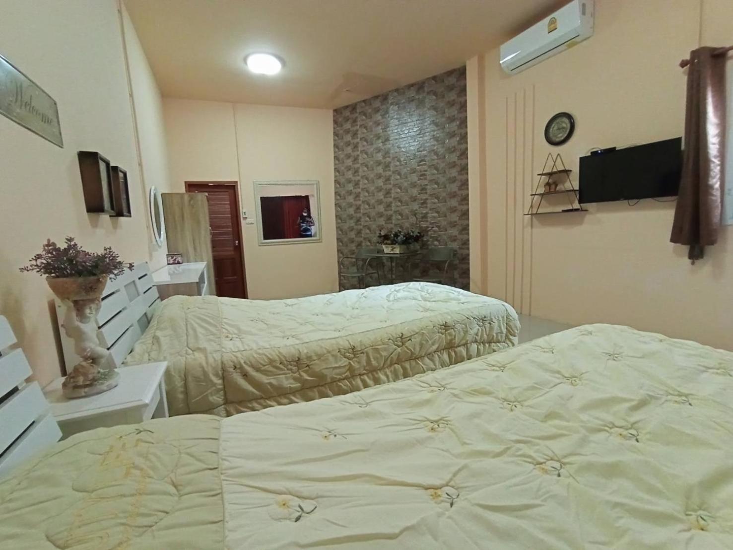 Twin Room - Photo 12