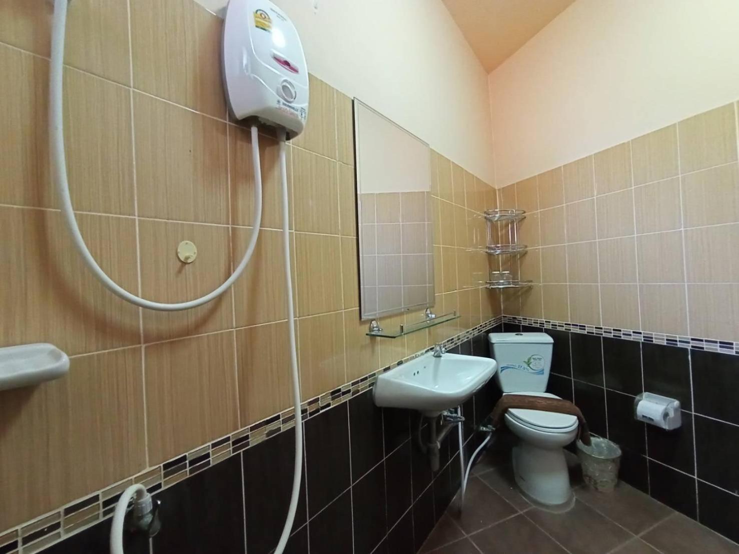 Twin Room - Photo 8