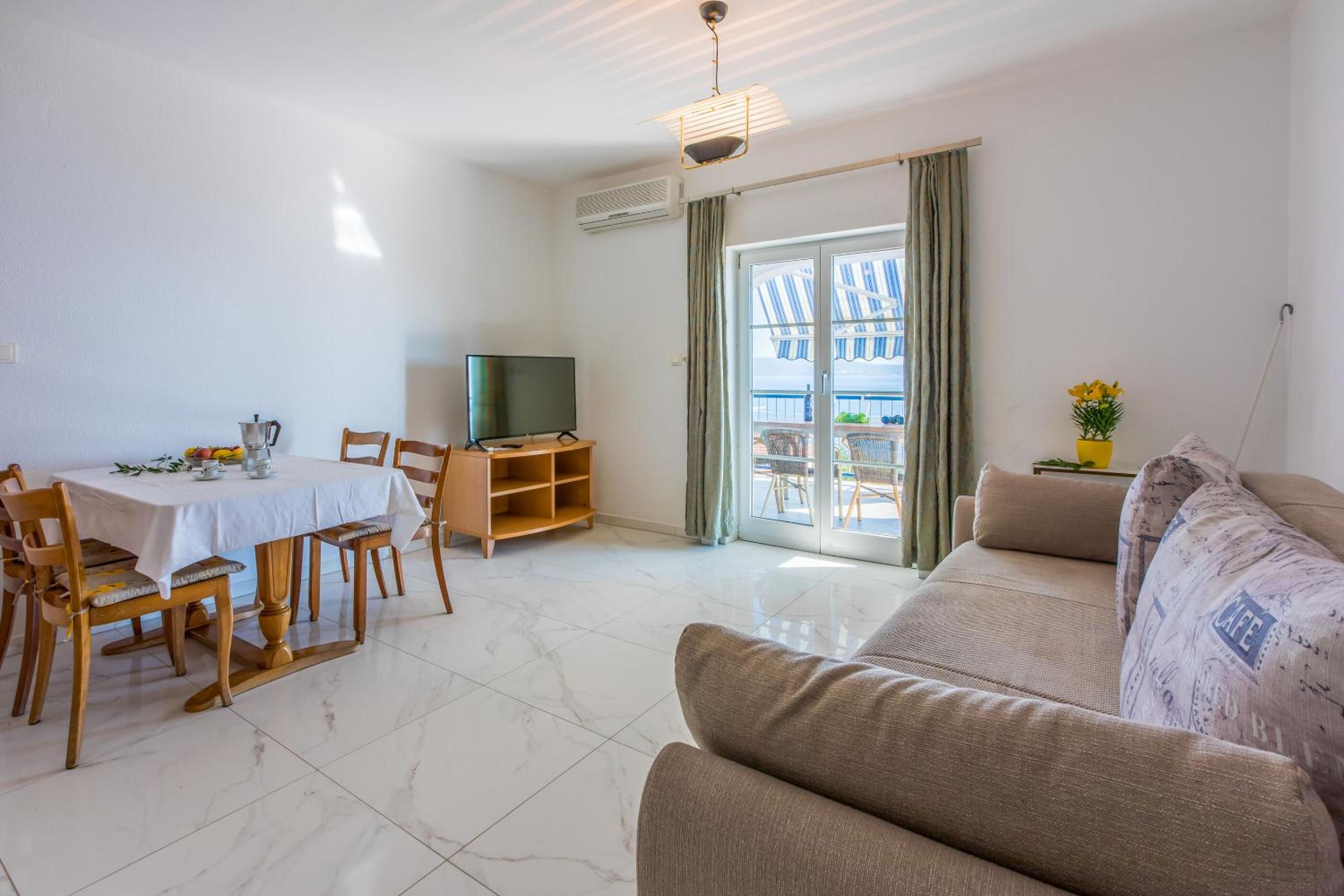 One-Bedroom Apartment with Sea View photo 3
