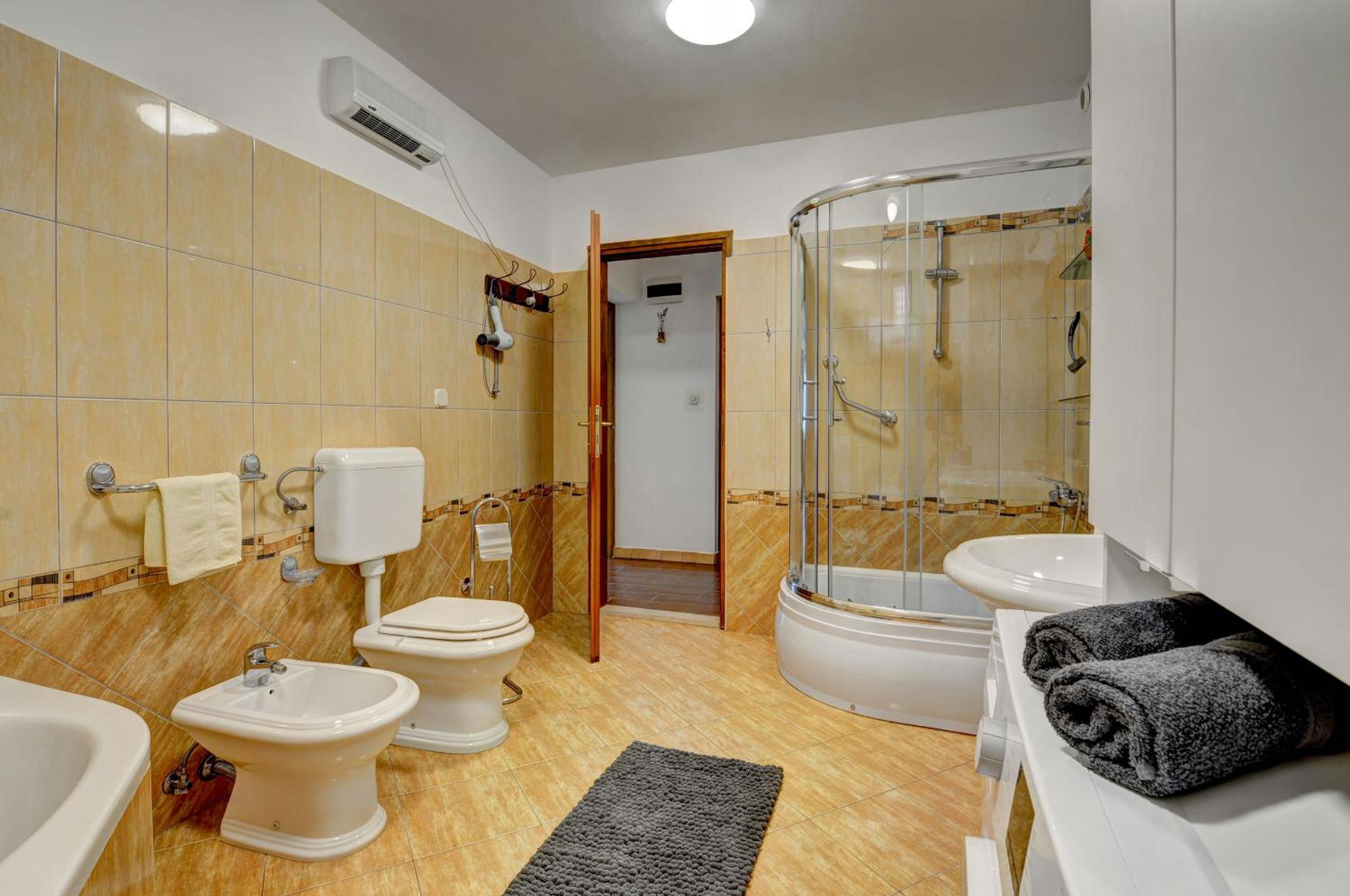Apartment photo 2