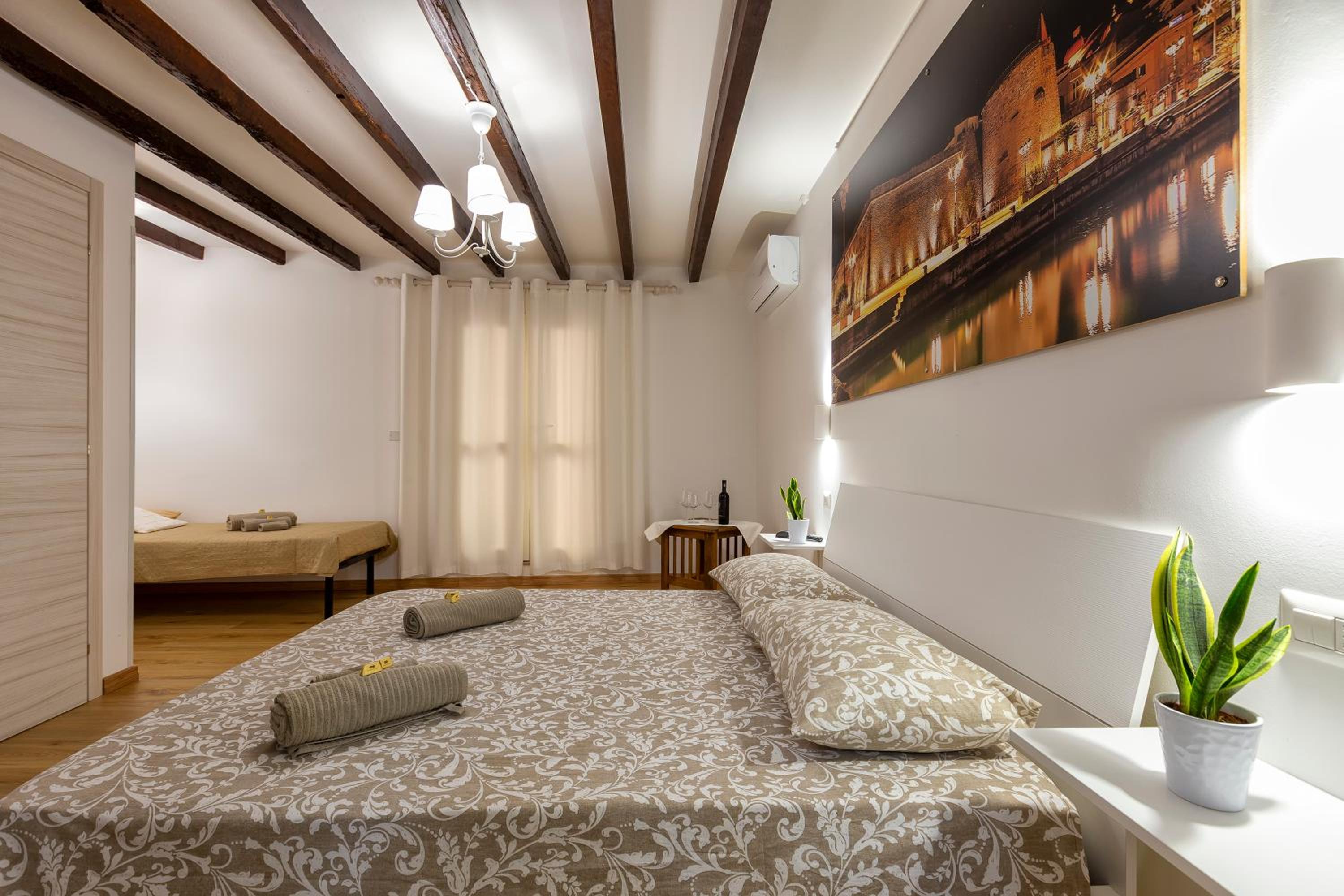 Triple Room with Private Bathroom - Photo 10