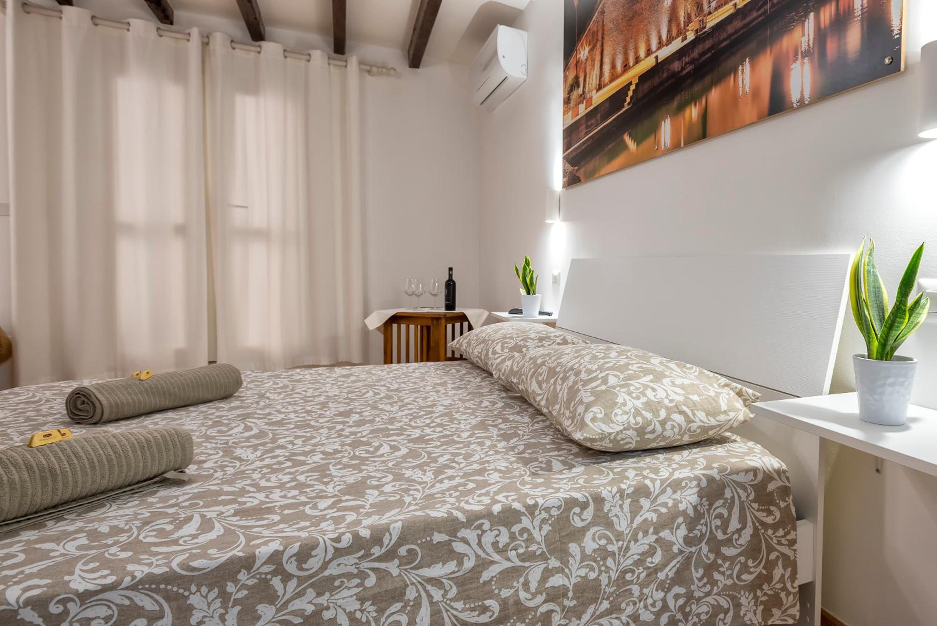 Triple Room with Private Bathroom - Photo 11