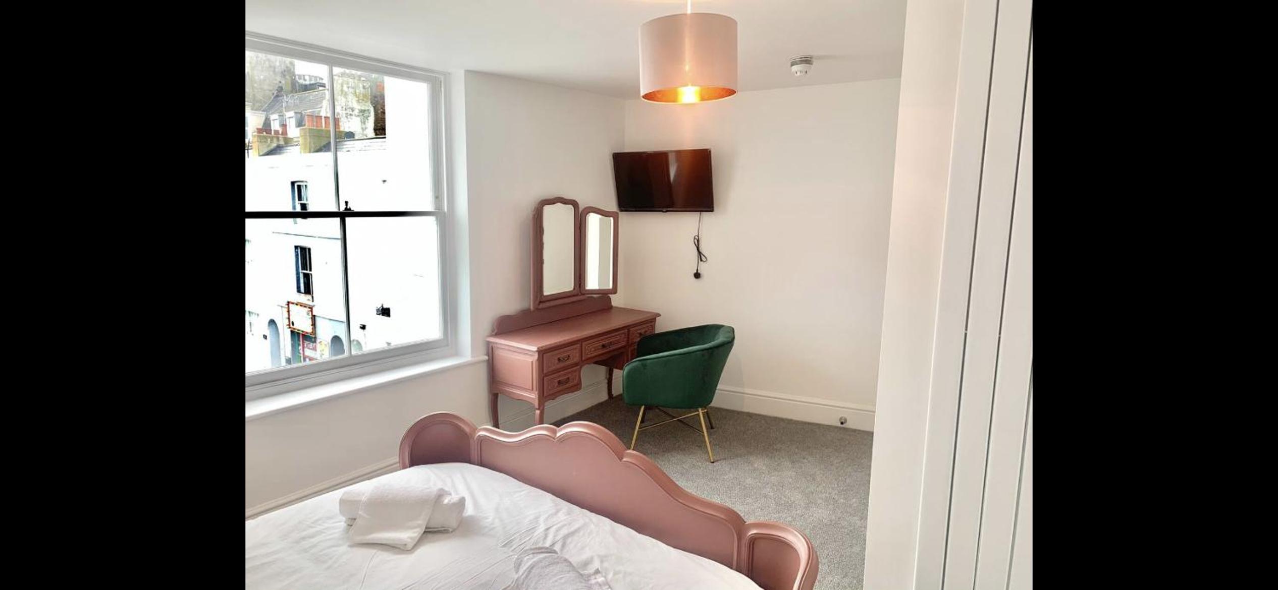 One-Bedroom Apartment - Photo 2