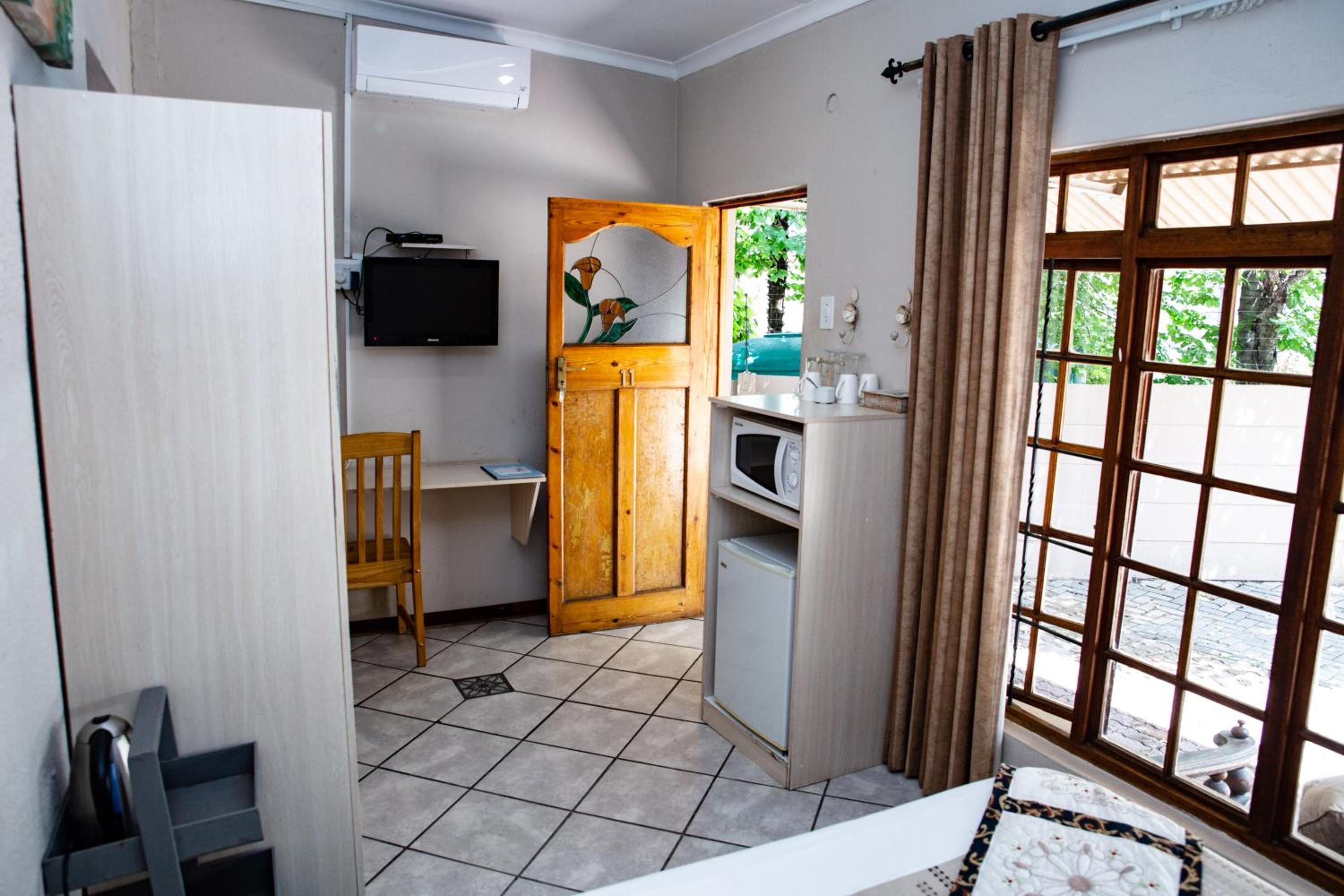 Family Room with Bathroom photo 2