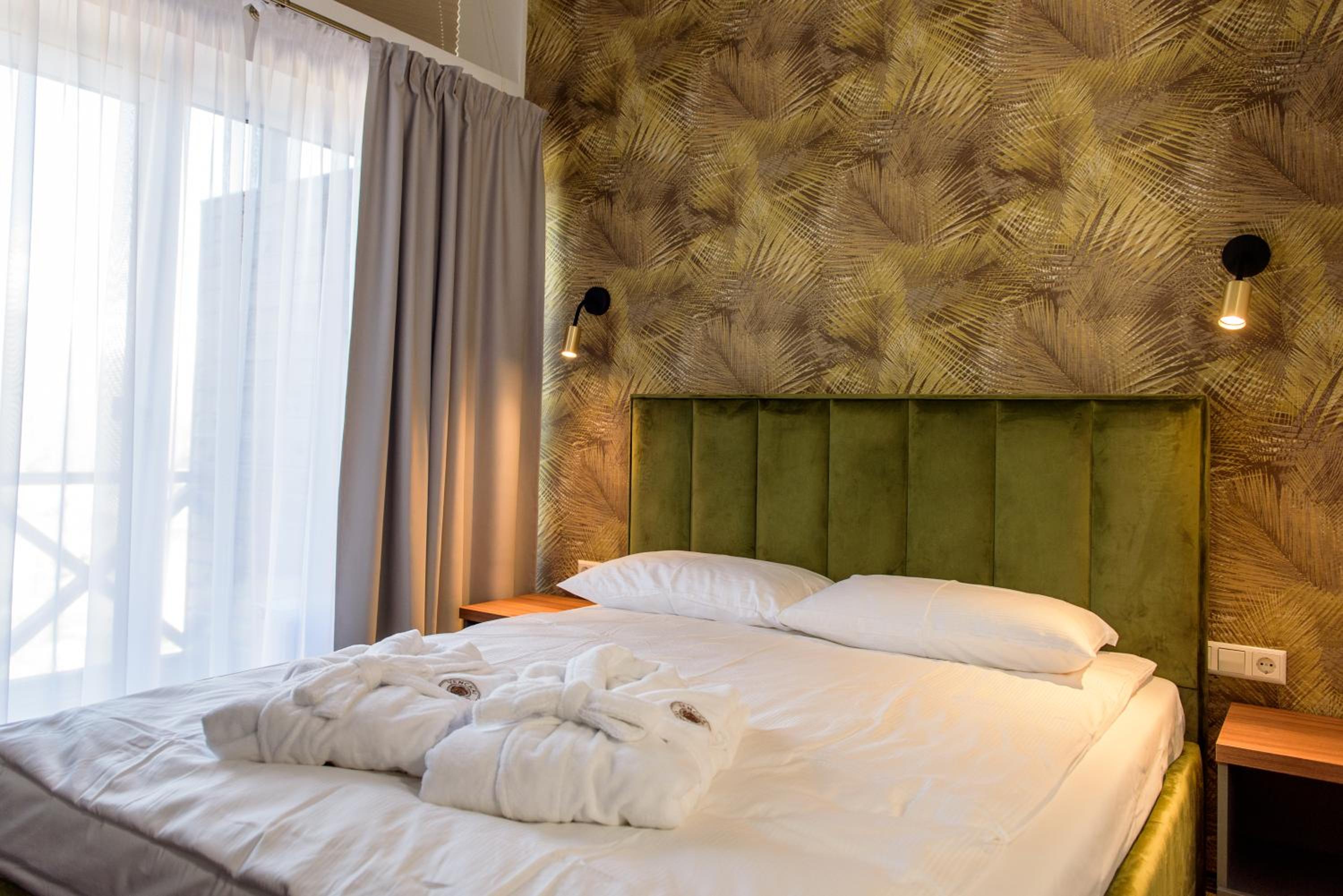 Double Room with Balcony - Photo 2