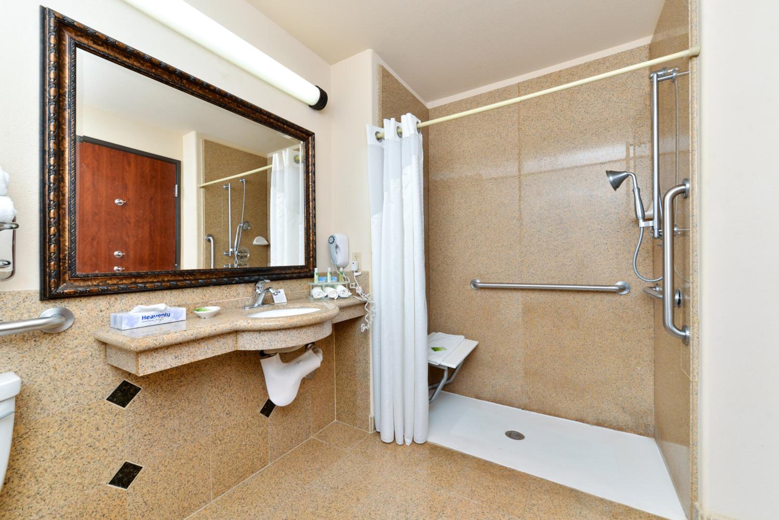 Standard Queen Room with Two Queen Beds - Communications and Mobility Accessible - Photo 2