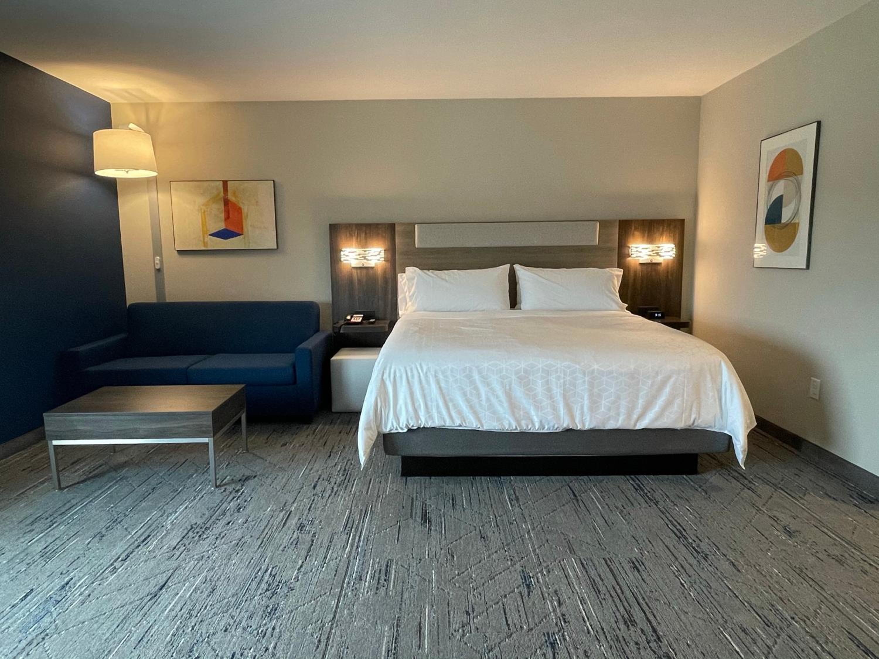King Suite with Walk-In Shower - Photo 3