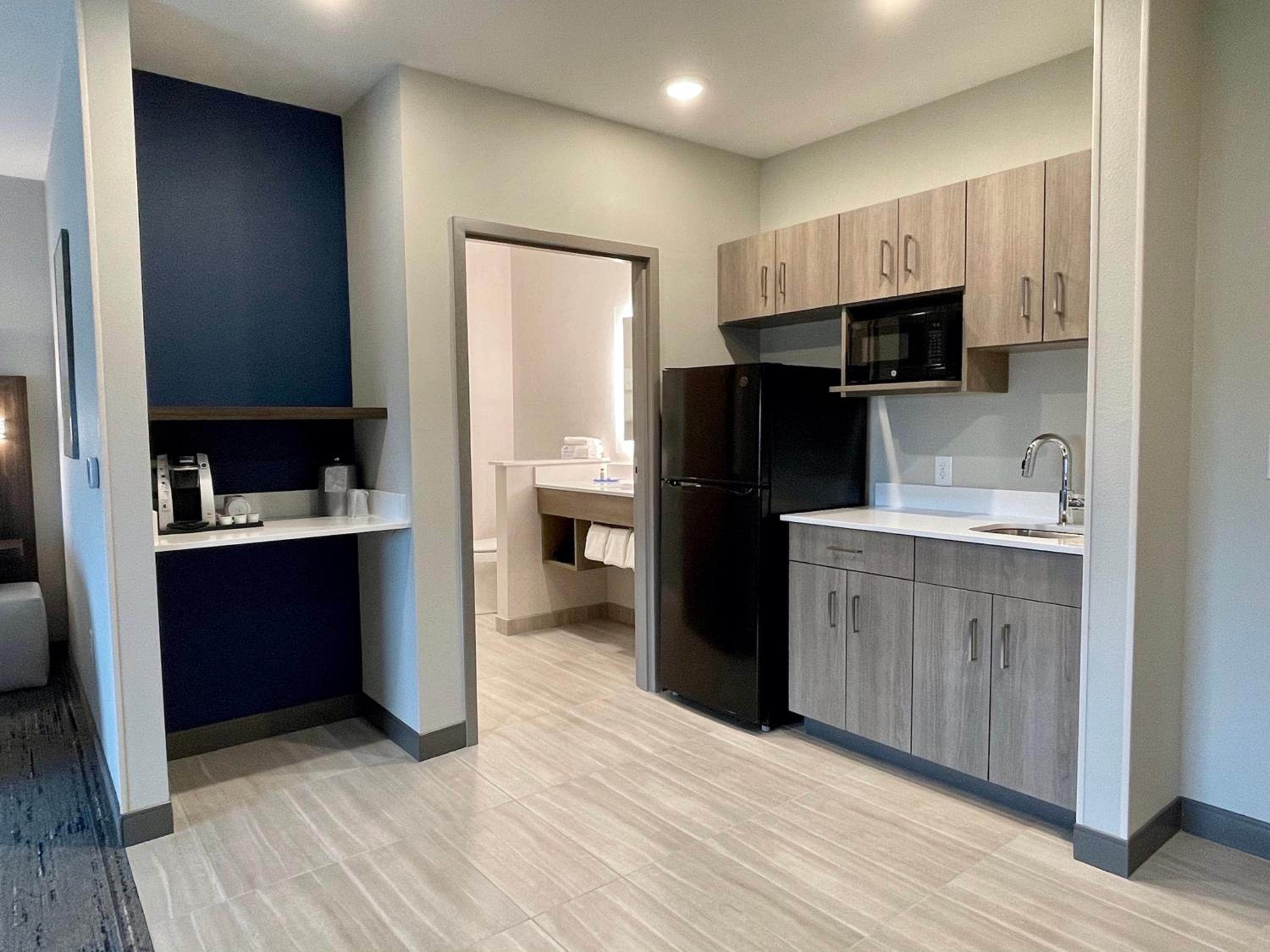 King Suite with Walk-In Shower - Photo 2