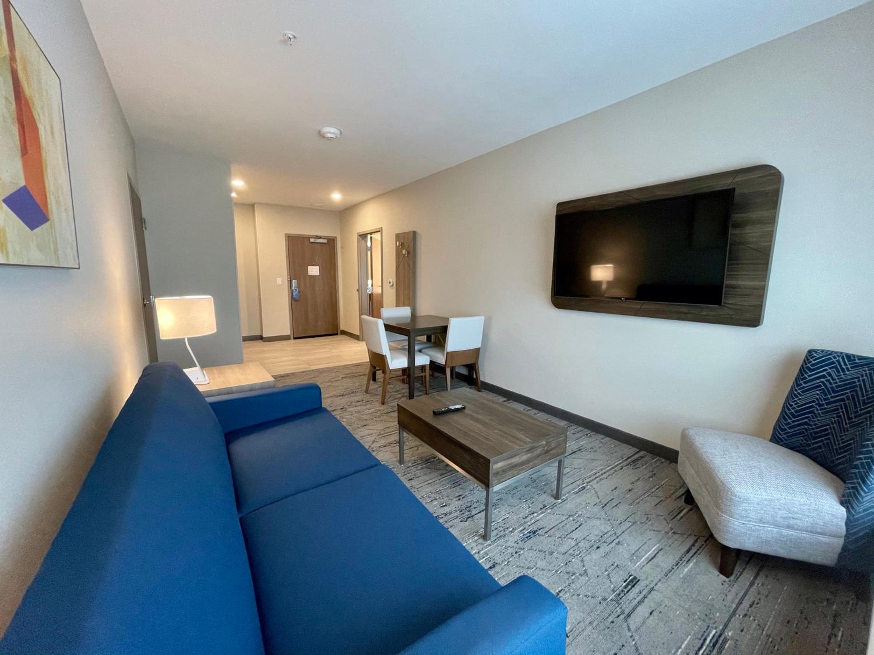 Queen Suite with Two Queen Beds and Sofa Bed - Photo 1