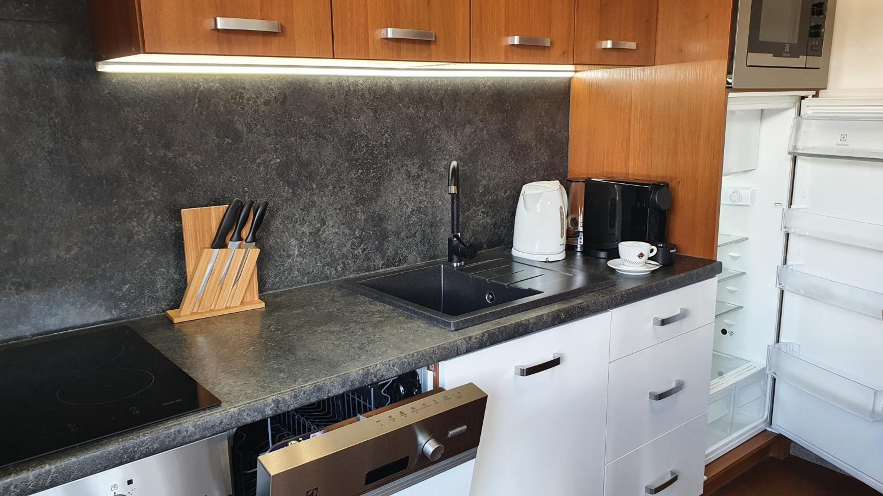 Three-Bedroom Maisonette Apartment - Photo 2