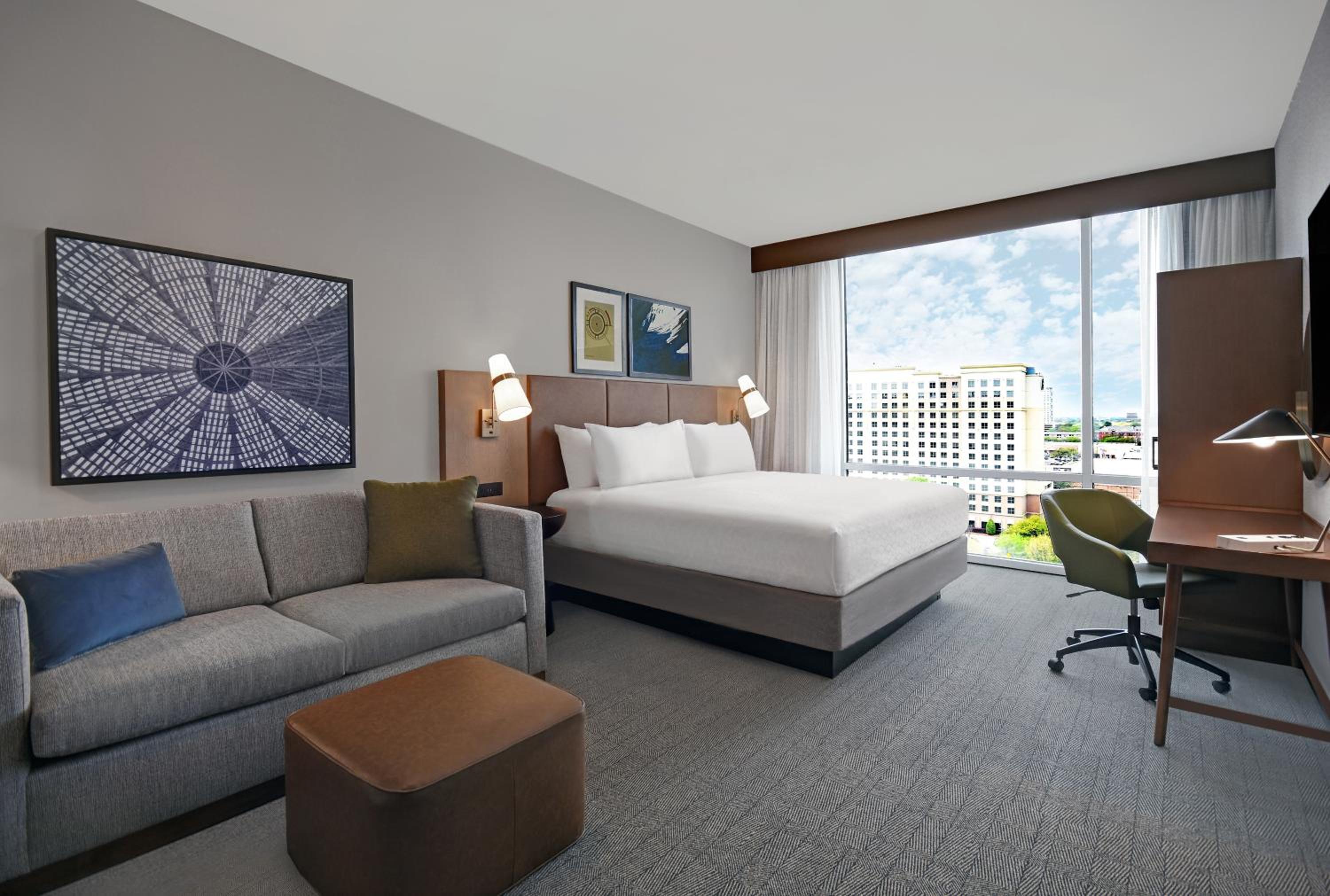 King Studio Suite with City View - Photo 4