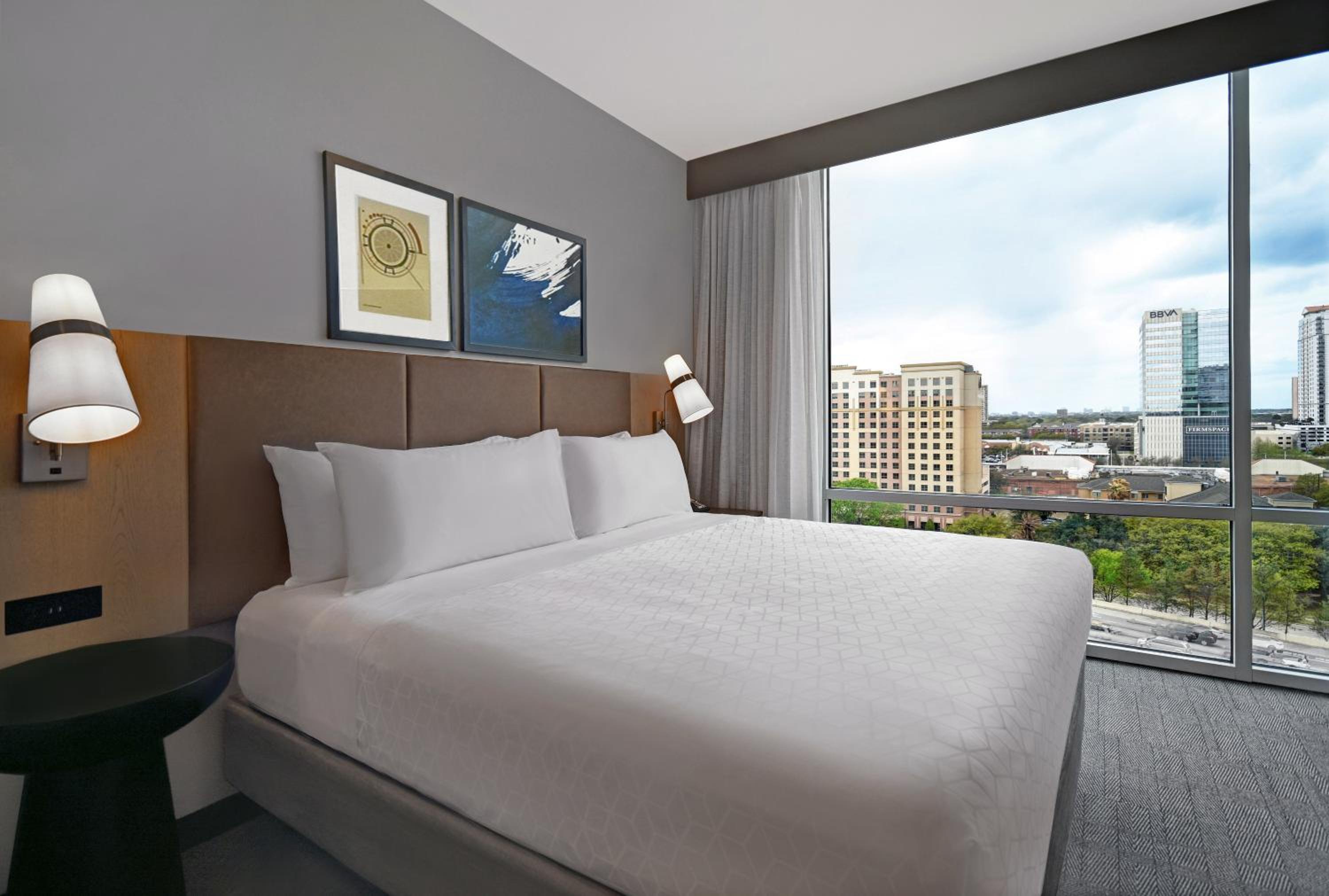 King Studio Suite with City View - Photo 5