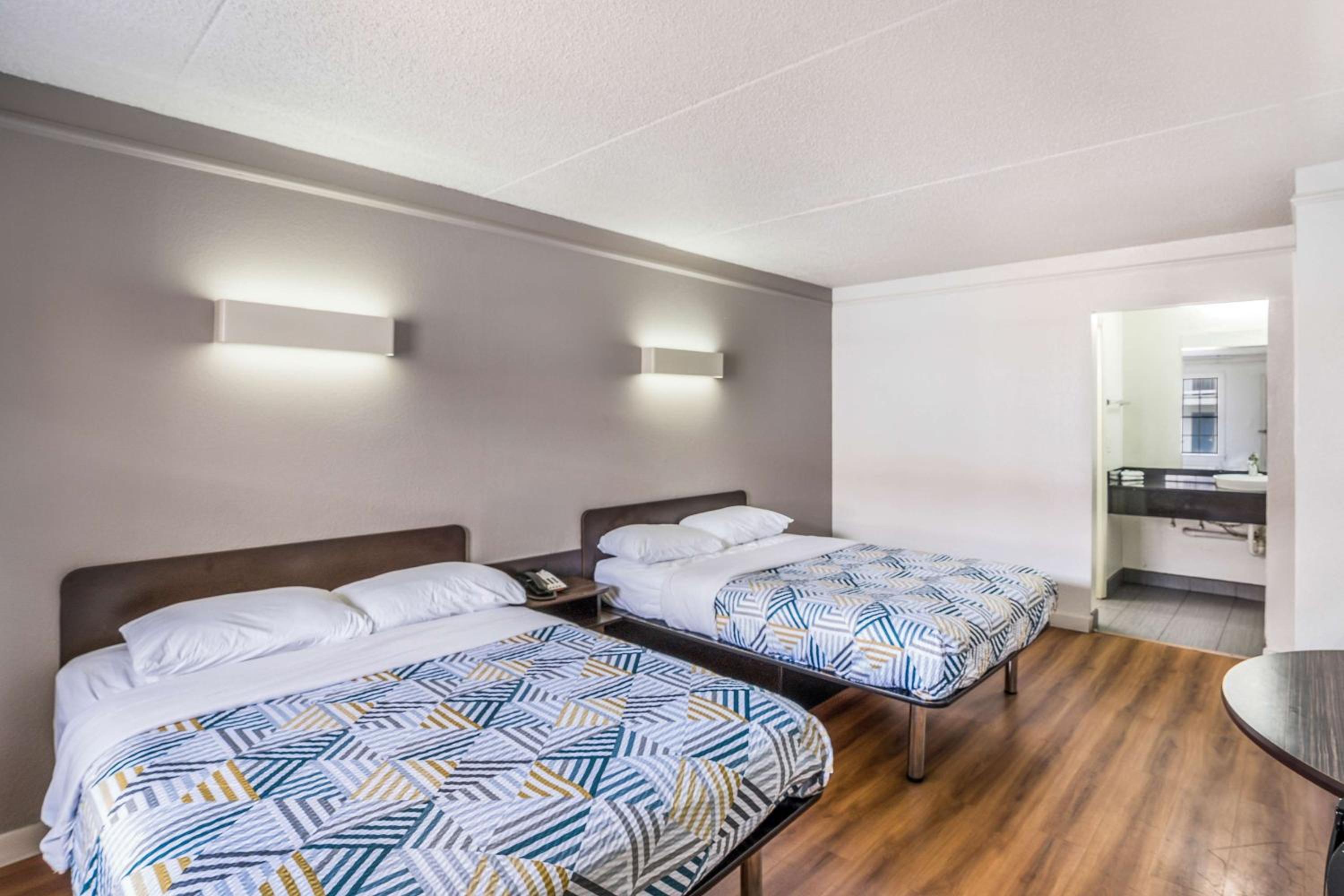 Quadruple Room - Non-Smoking - Photo 7