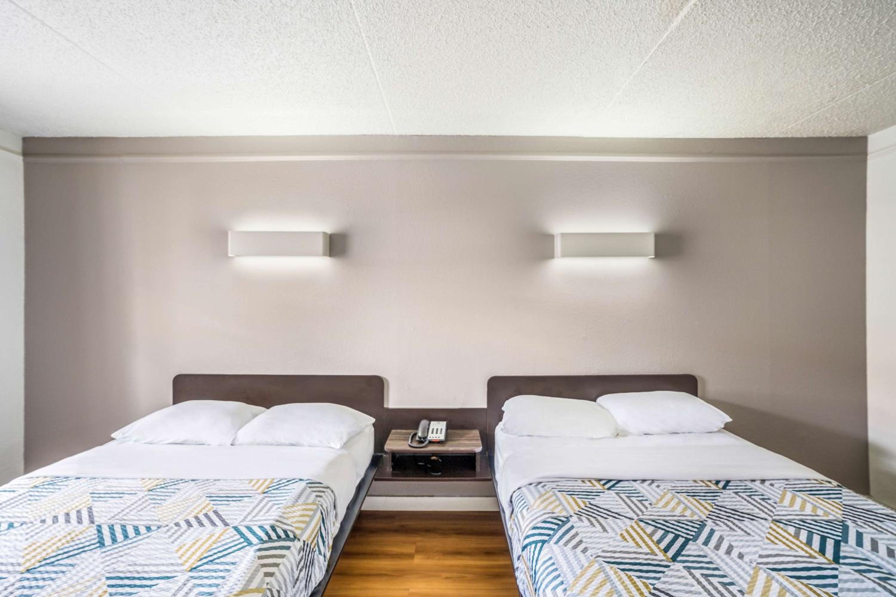 Quadruple Room - Non-Smoking - Photo 5