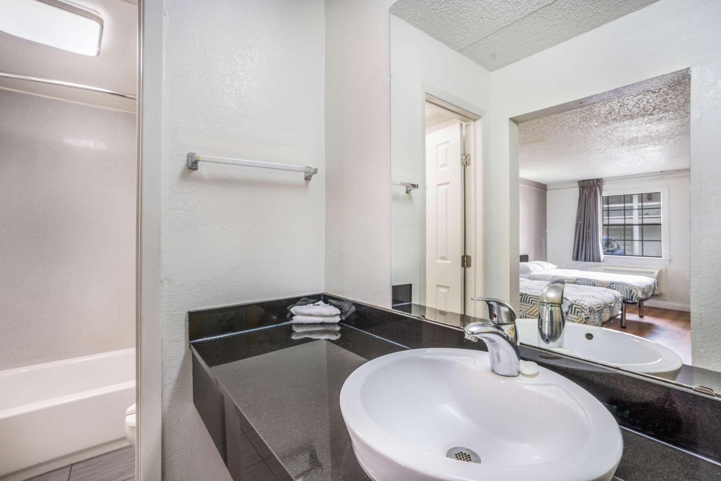 Quadruple Room - Disability Access - Smoking - Photo 4
