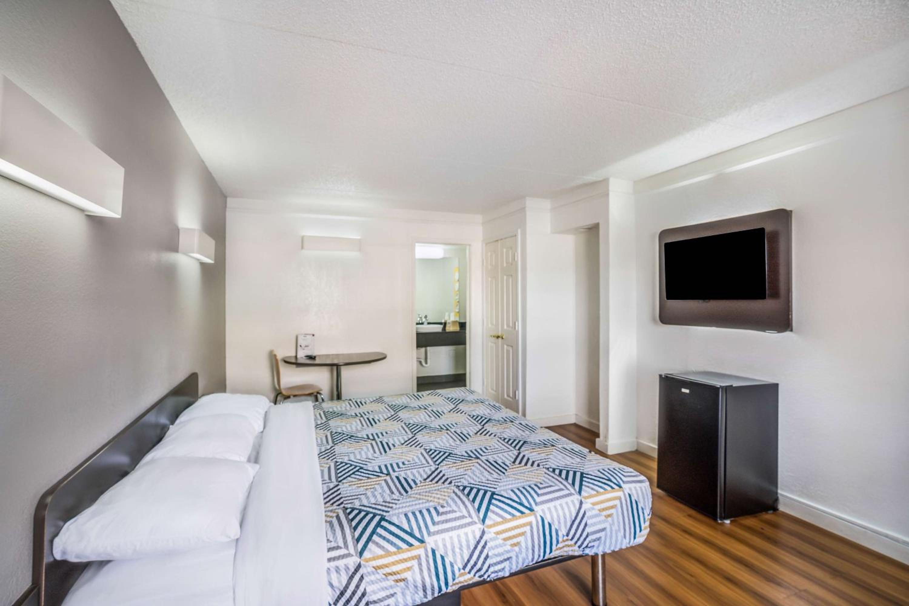 King Room - Non-Smoking - Photo 11