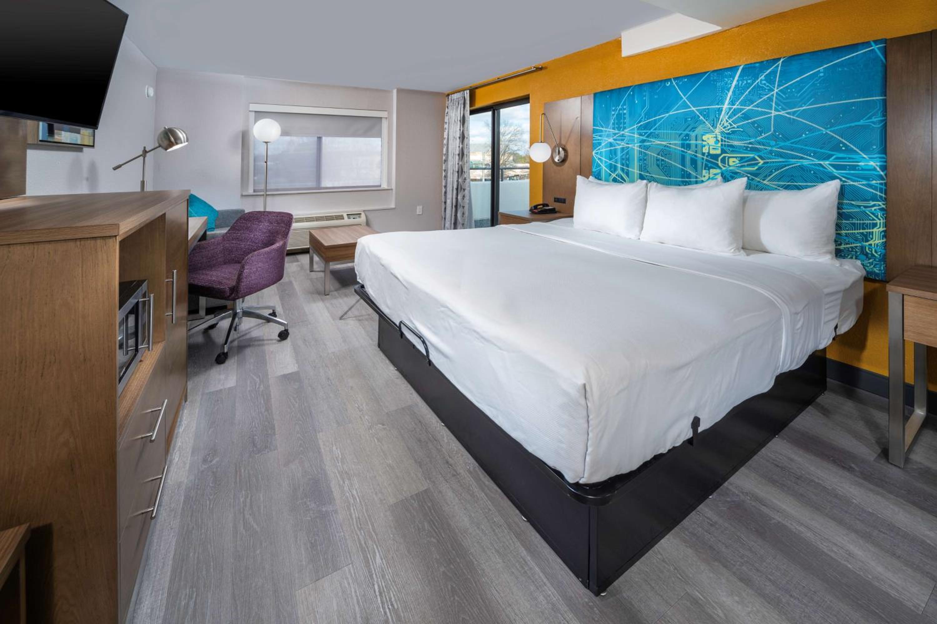 King Room with Balcony - Photo 1