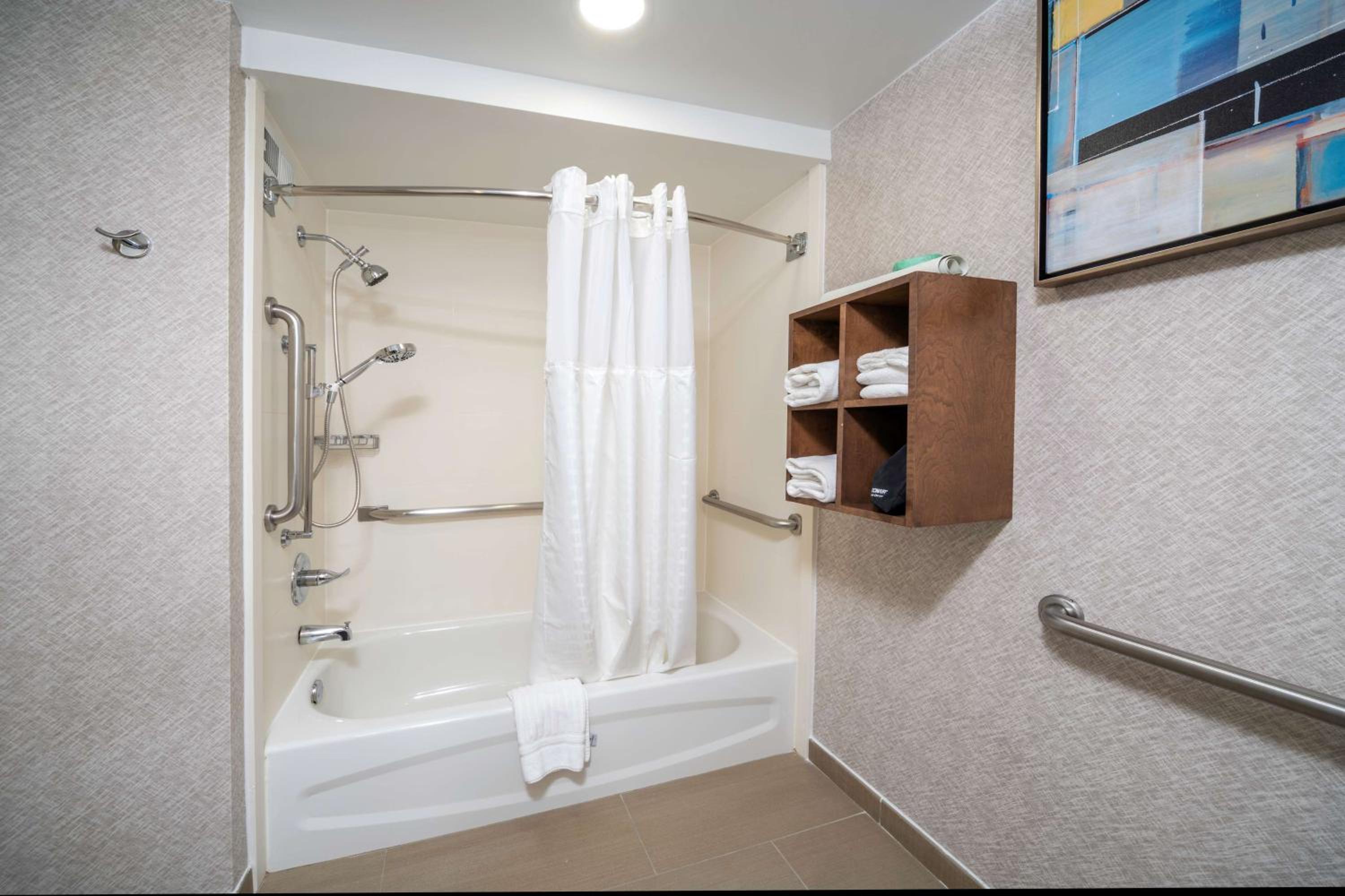 King Room - Mobility Accessible with Bathtub - Photo 5