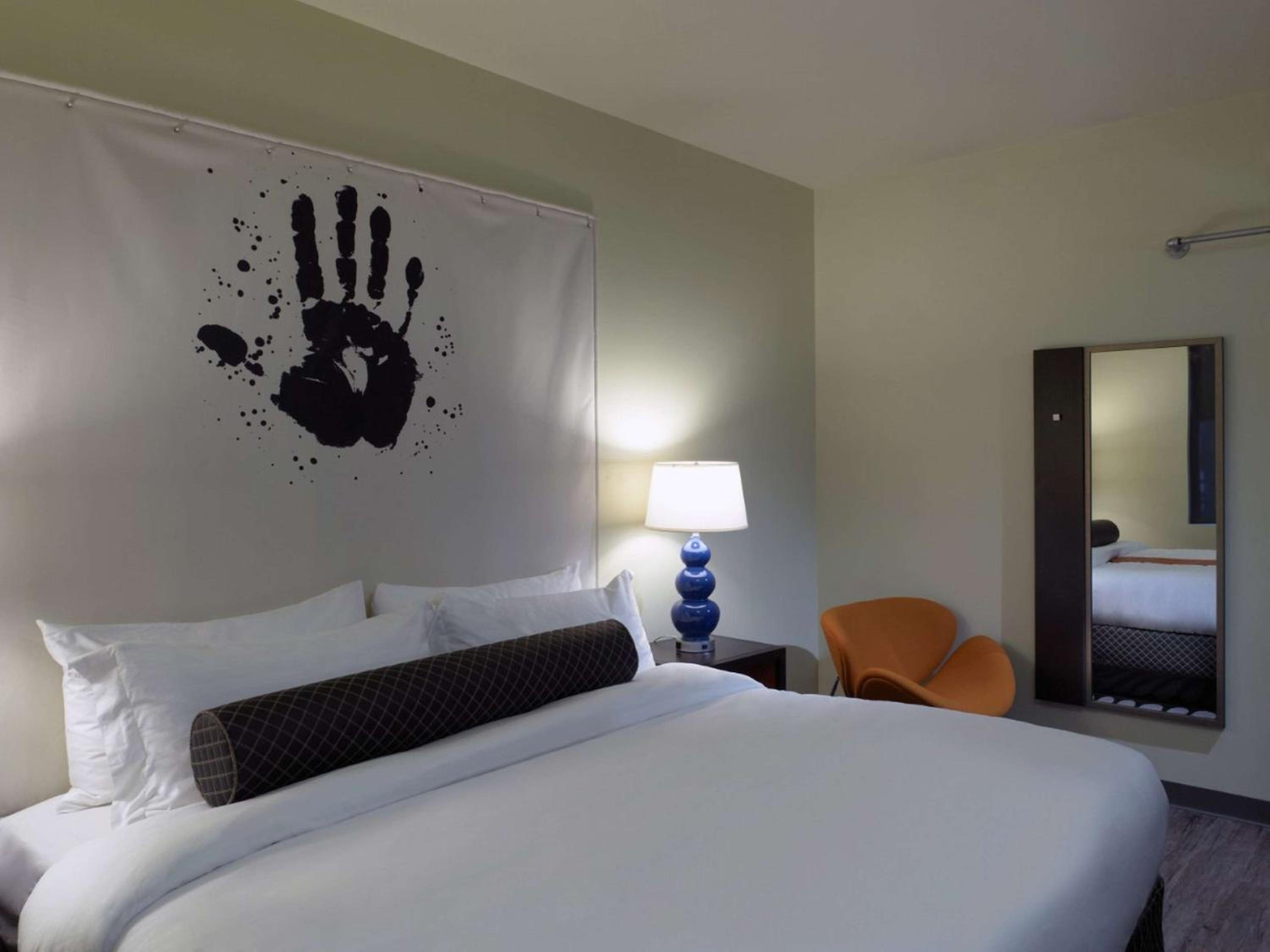 King Suite with Walk-In Shower and City View - Disability/Non-Smoking