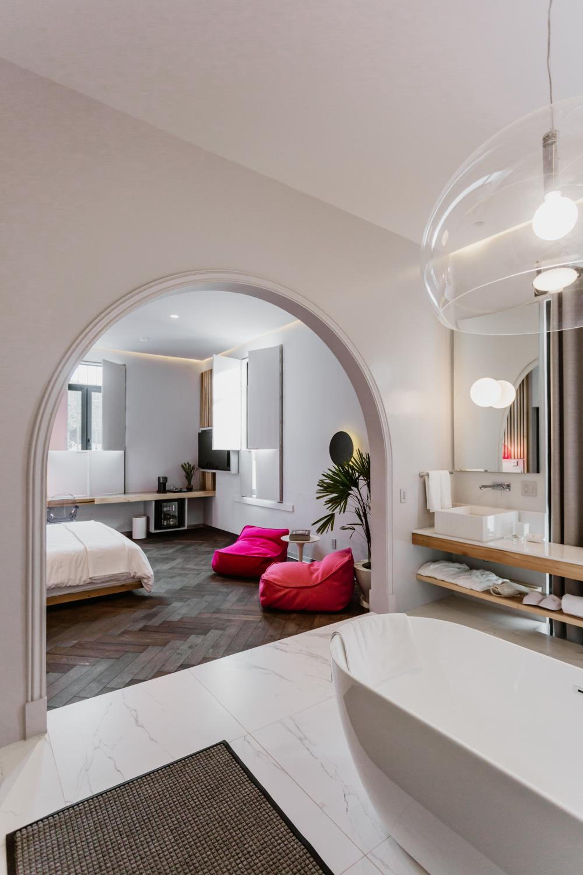 Suite - Photo 2