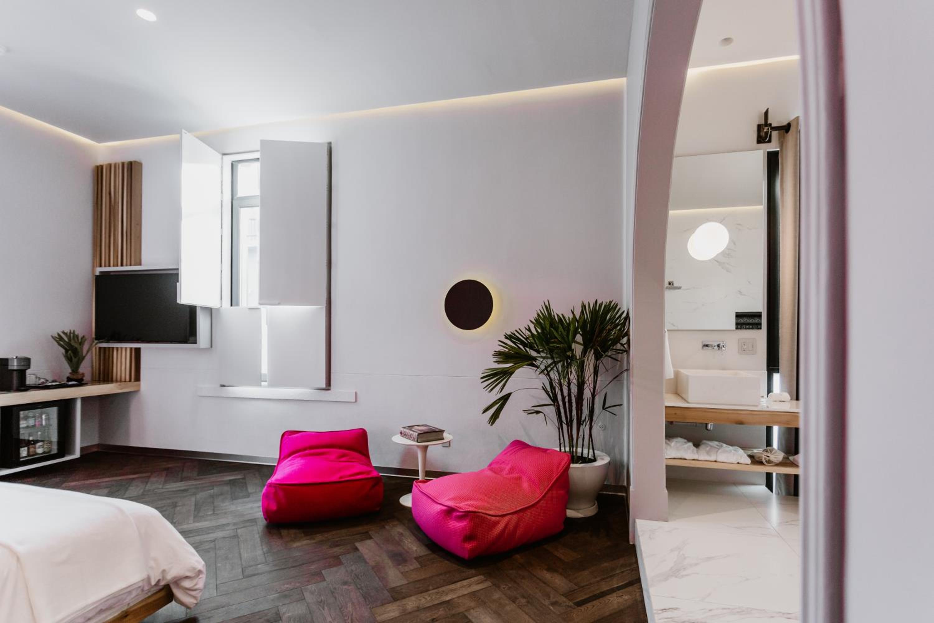 Suite - Photo 5