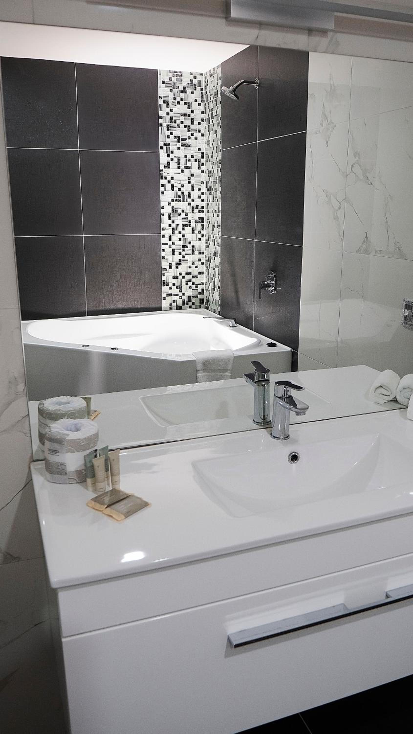 Deluxe Spa Room - Photo 10