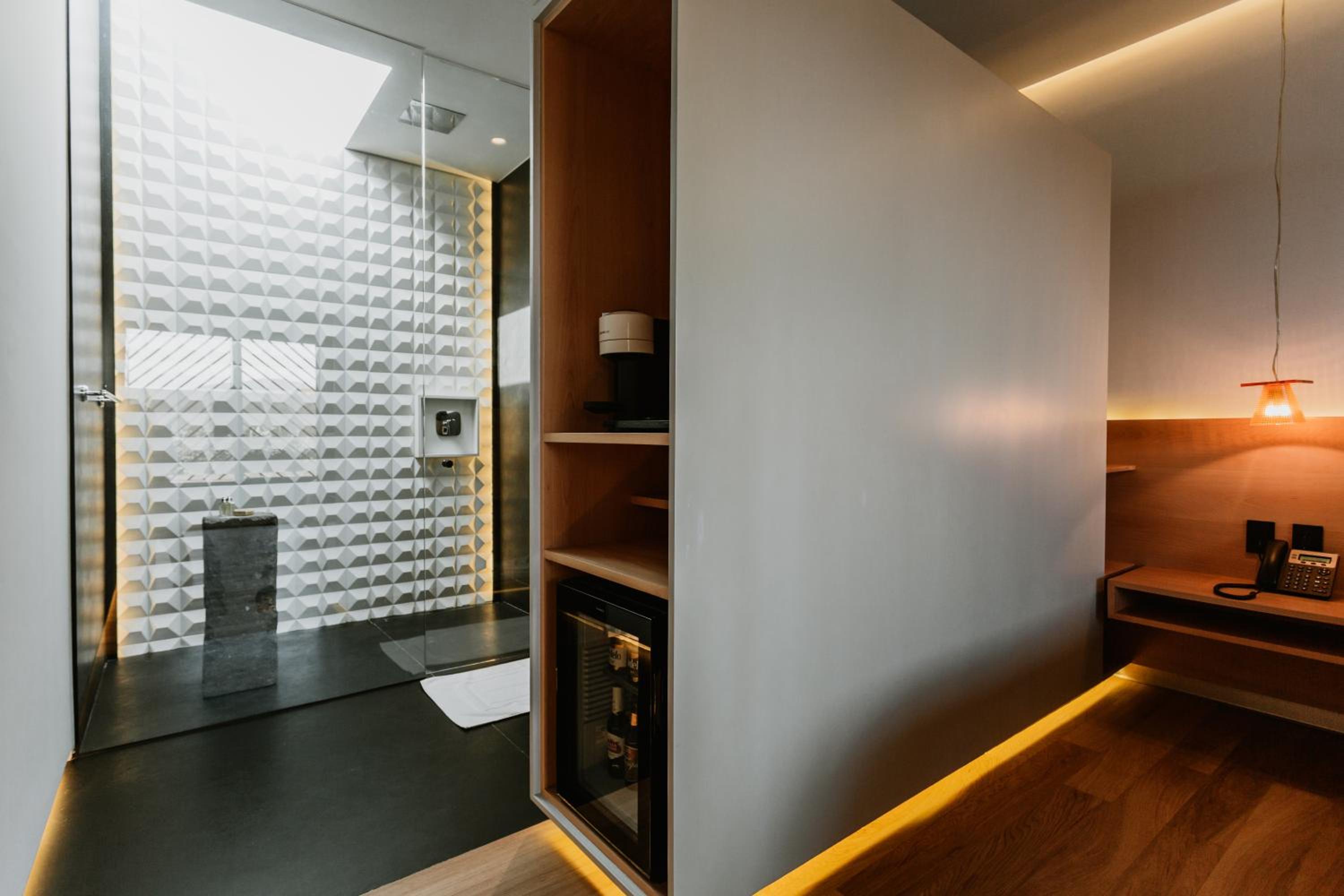 Deluxe Room - Photo 13
