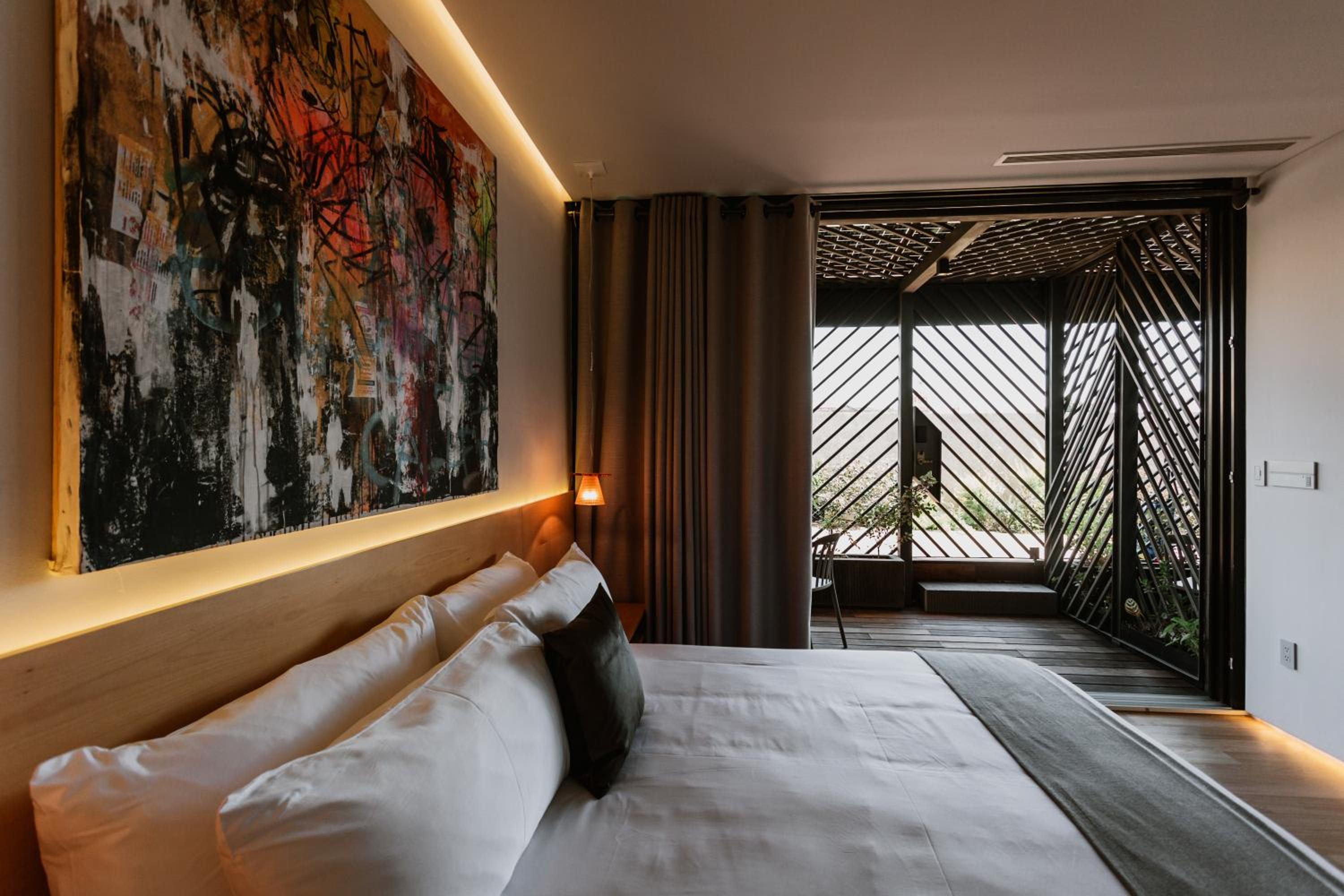 Deluxe Room - Photo 7