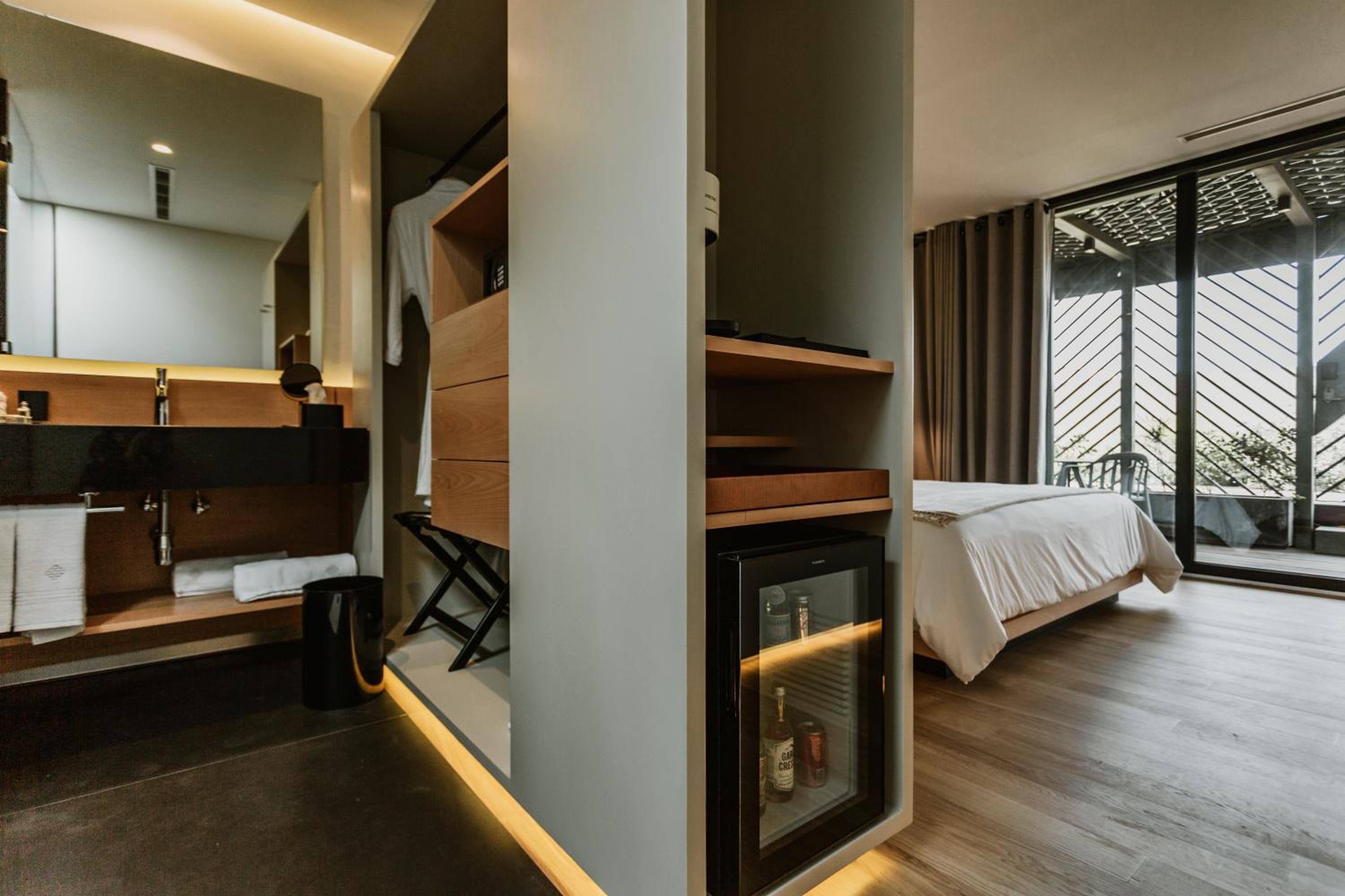 Deluxe Room - Photo 17