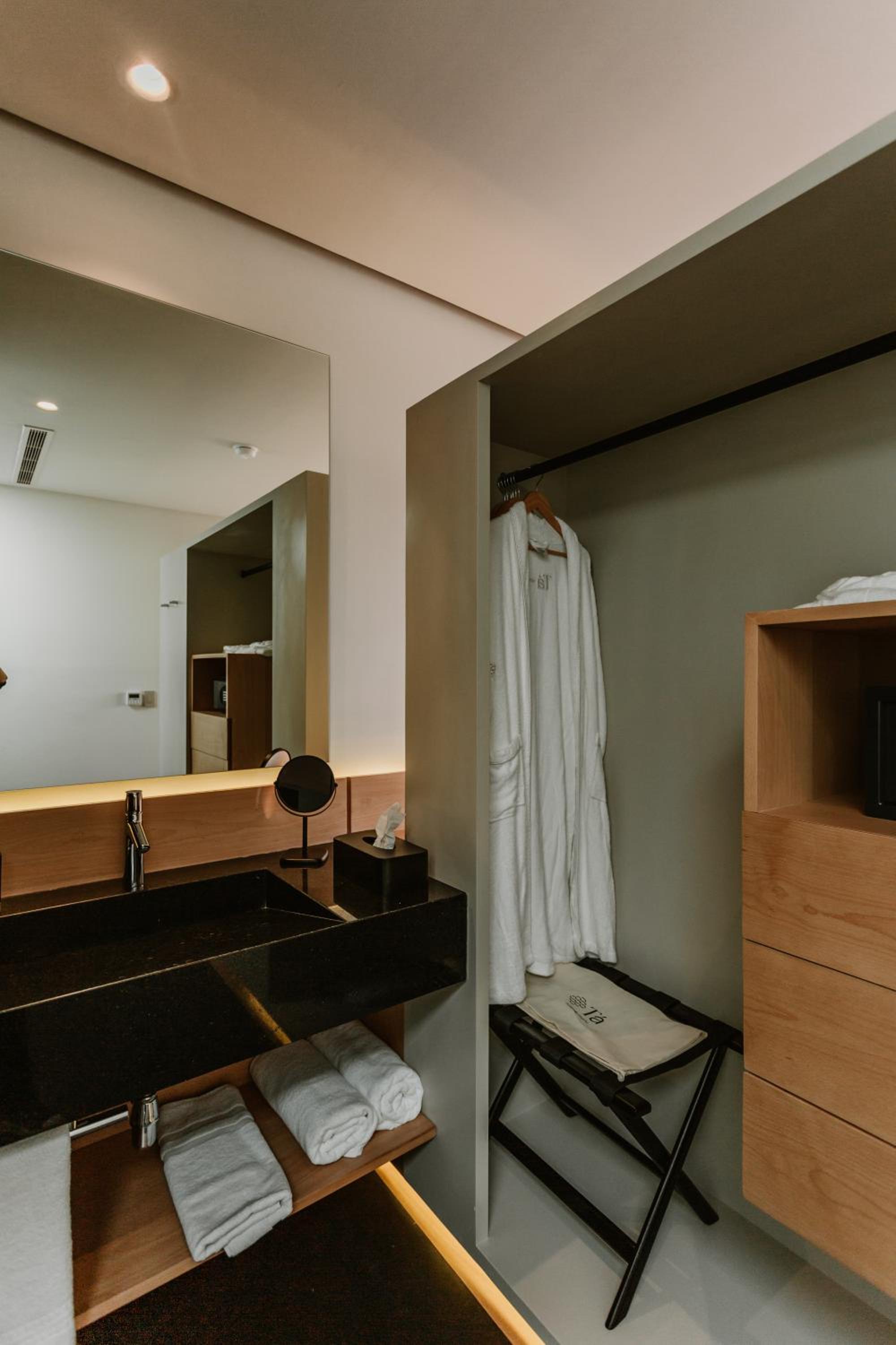 Deluxe Room - Photo 18