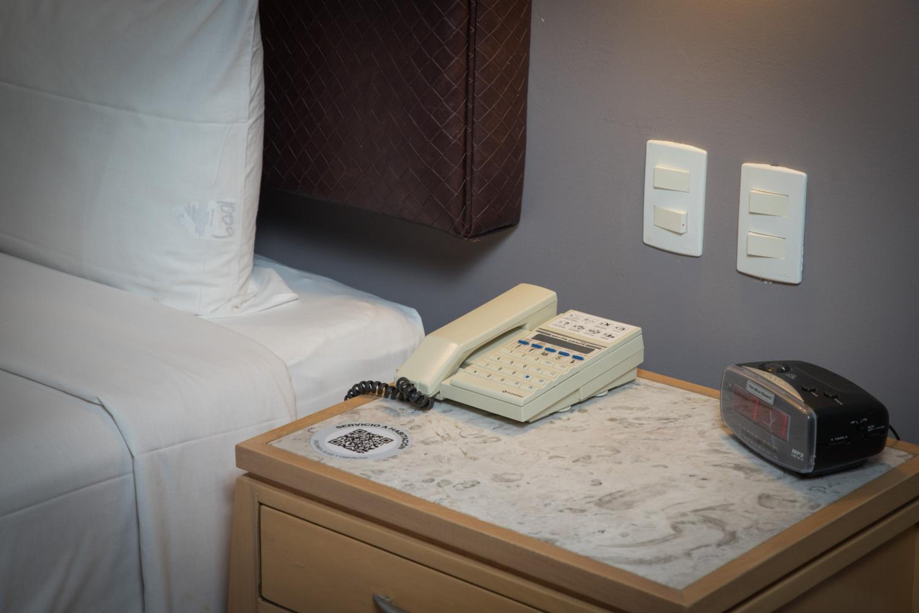 Standard one Queen bed - Photo 4