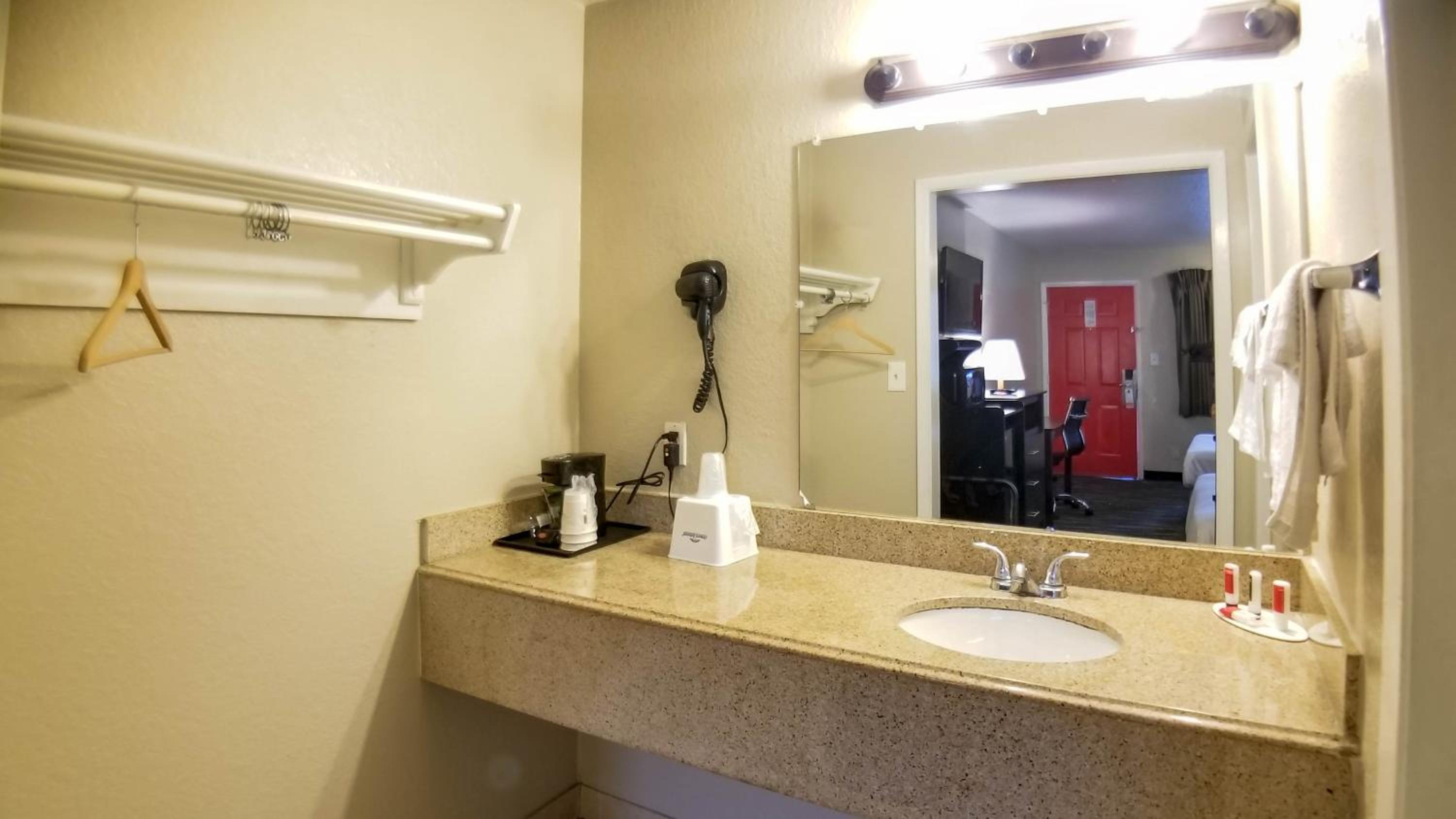 King Room - Non-Smoking - Photo 2