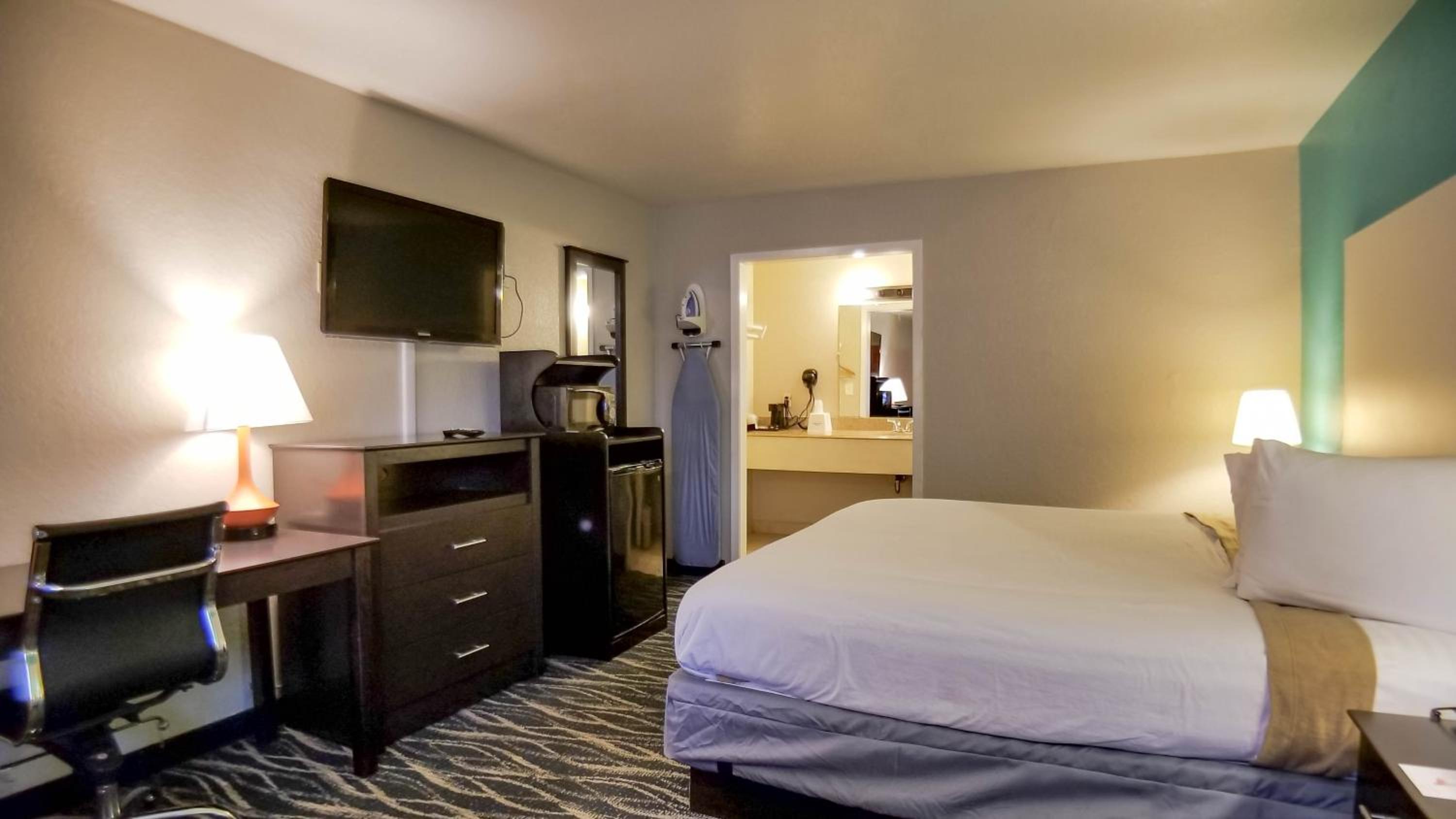 King Room - Non-Smoking - Photo 3