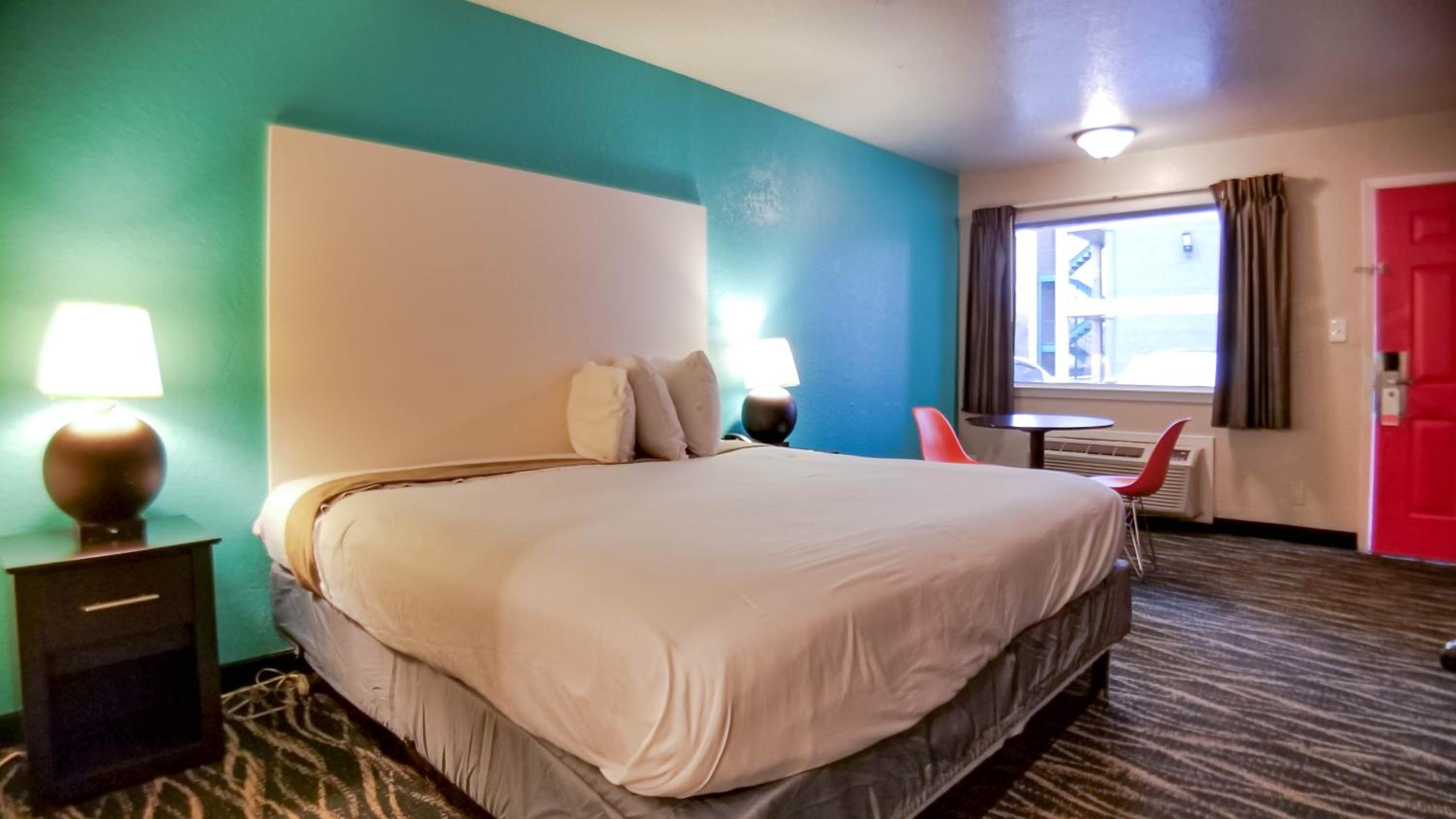 King Room - Non-Smoking - Photo 4