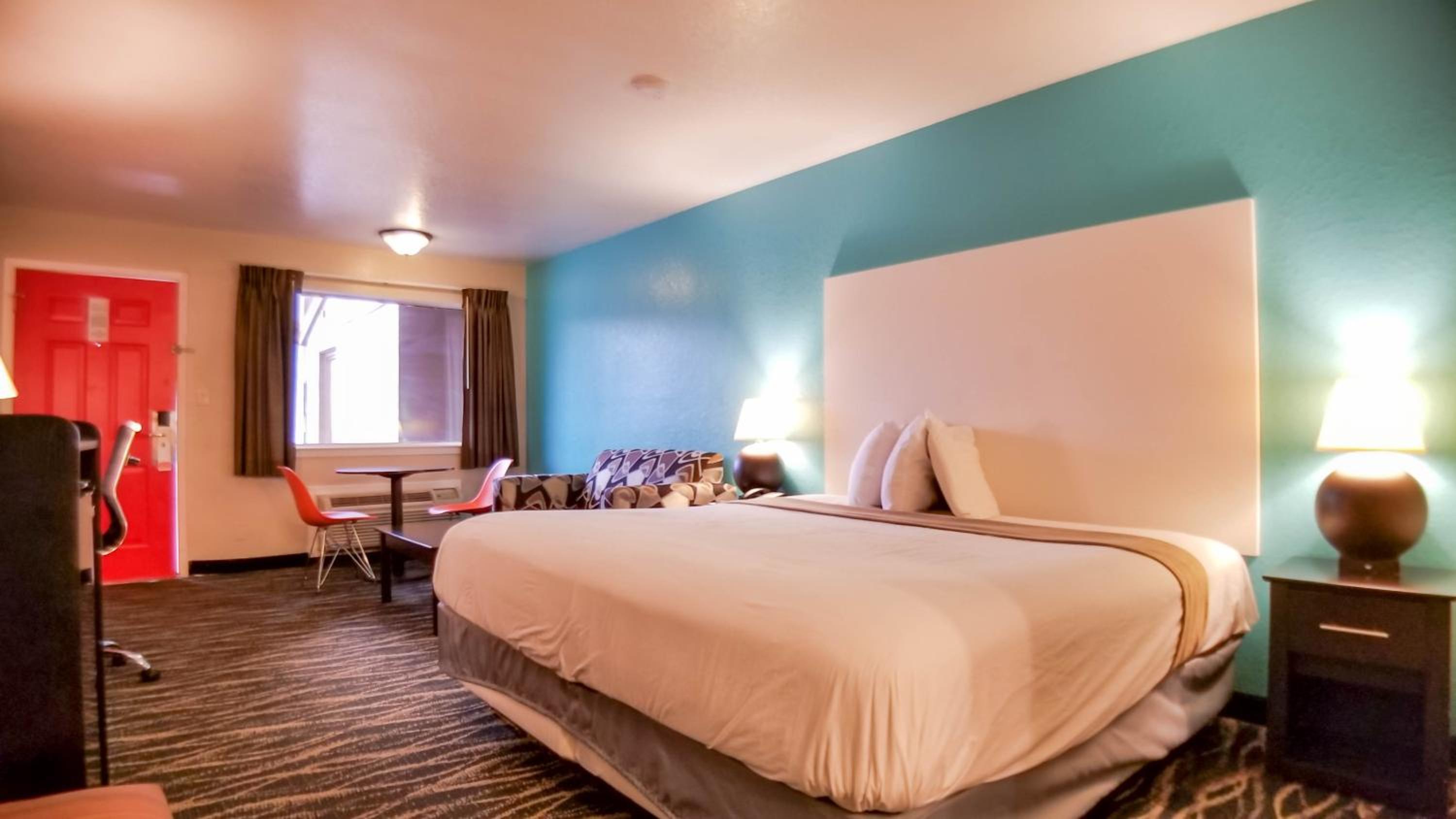 Deluxe King Room - Non-Smoking - Photo 6
