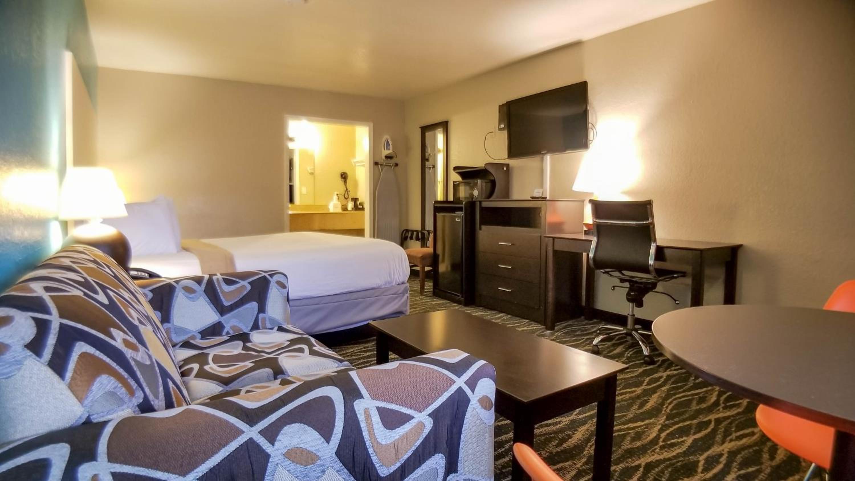 Deluxe King Room - Non-Smoking - Photo 7