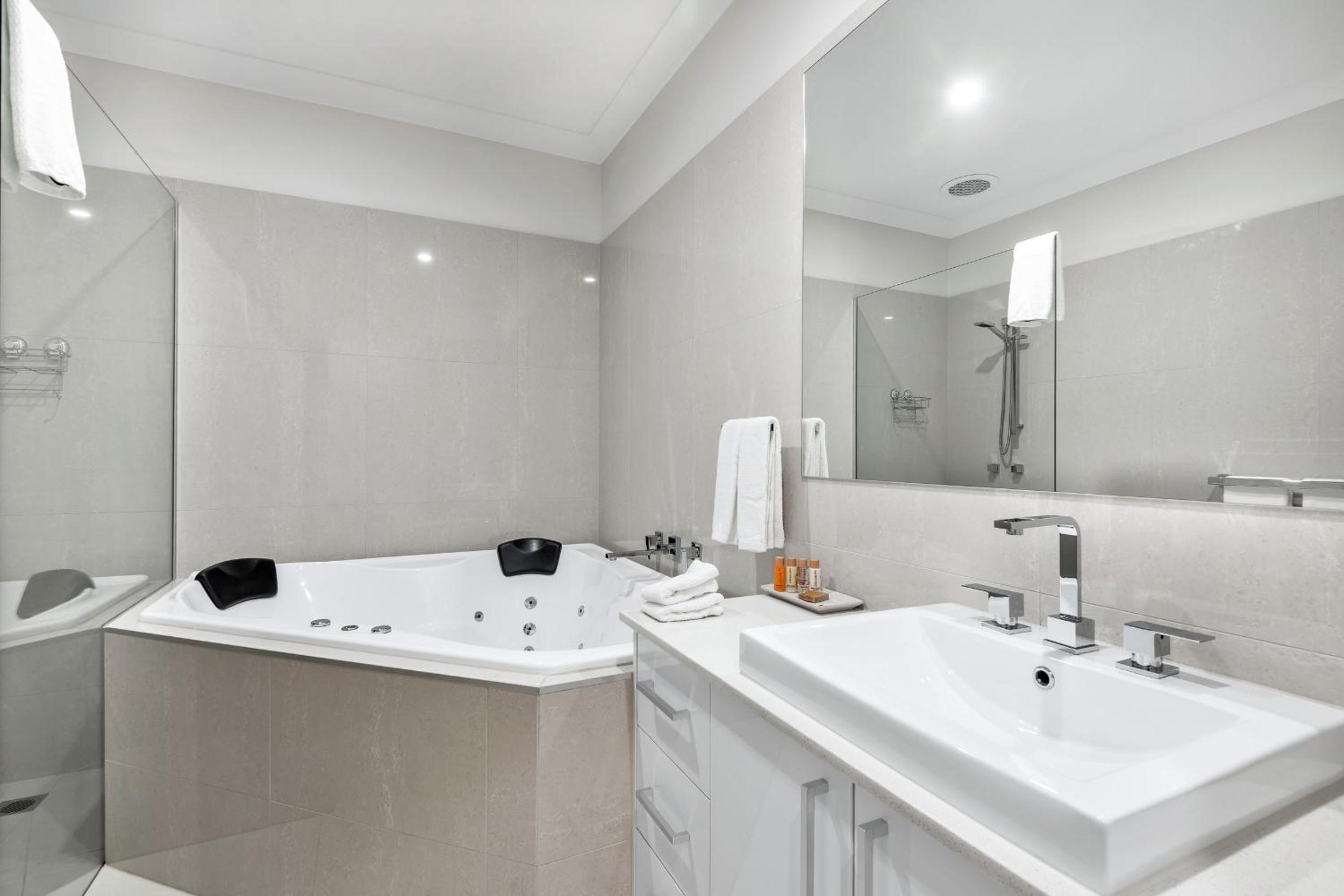 Queen Room with Spa Bath photo 2