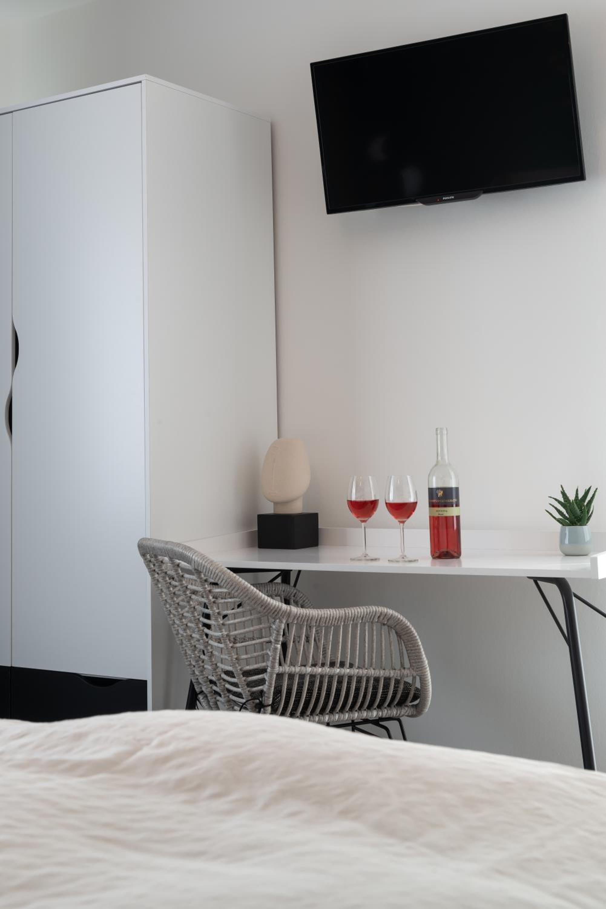 Double Room with Balcony - Photo 6